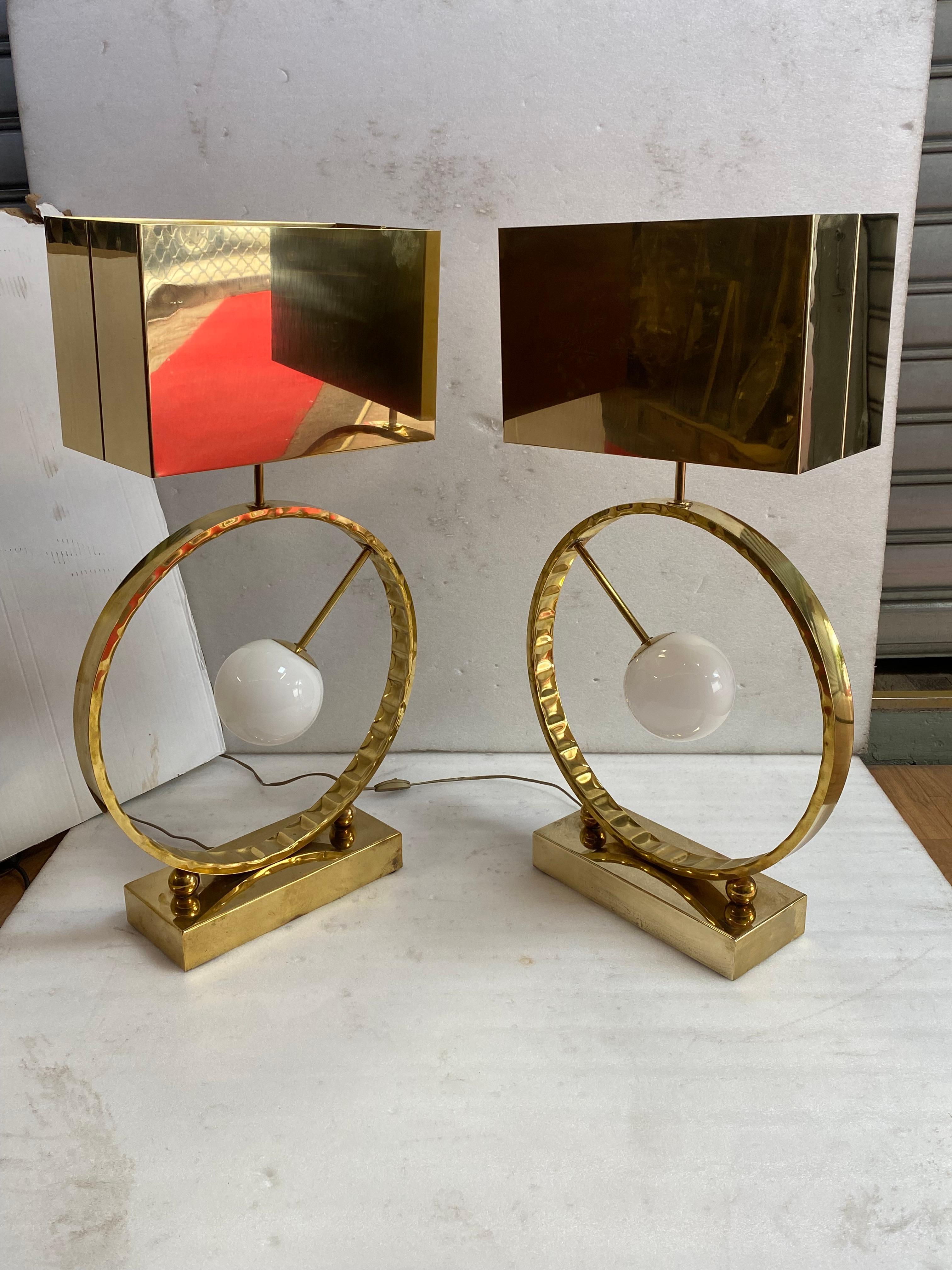 1980′ Pareja de lámparas de latón y opalina H 88 cm Ø 48 cm en venta 11