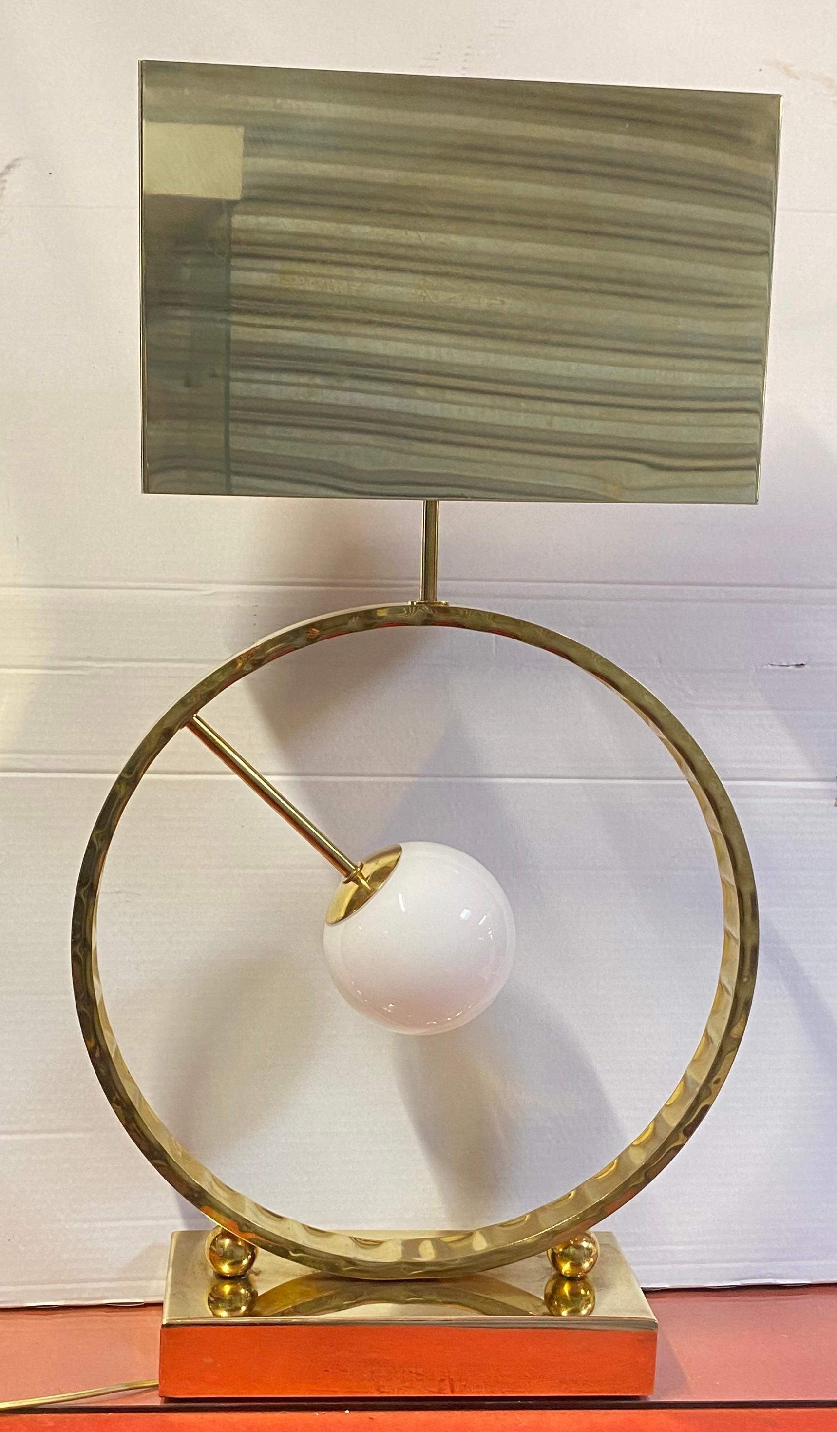 1980′ Pareja de lámparas de latón y opalina H 88 cm Ø 48 cm Latón en venta