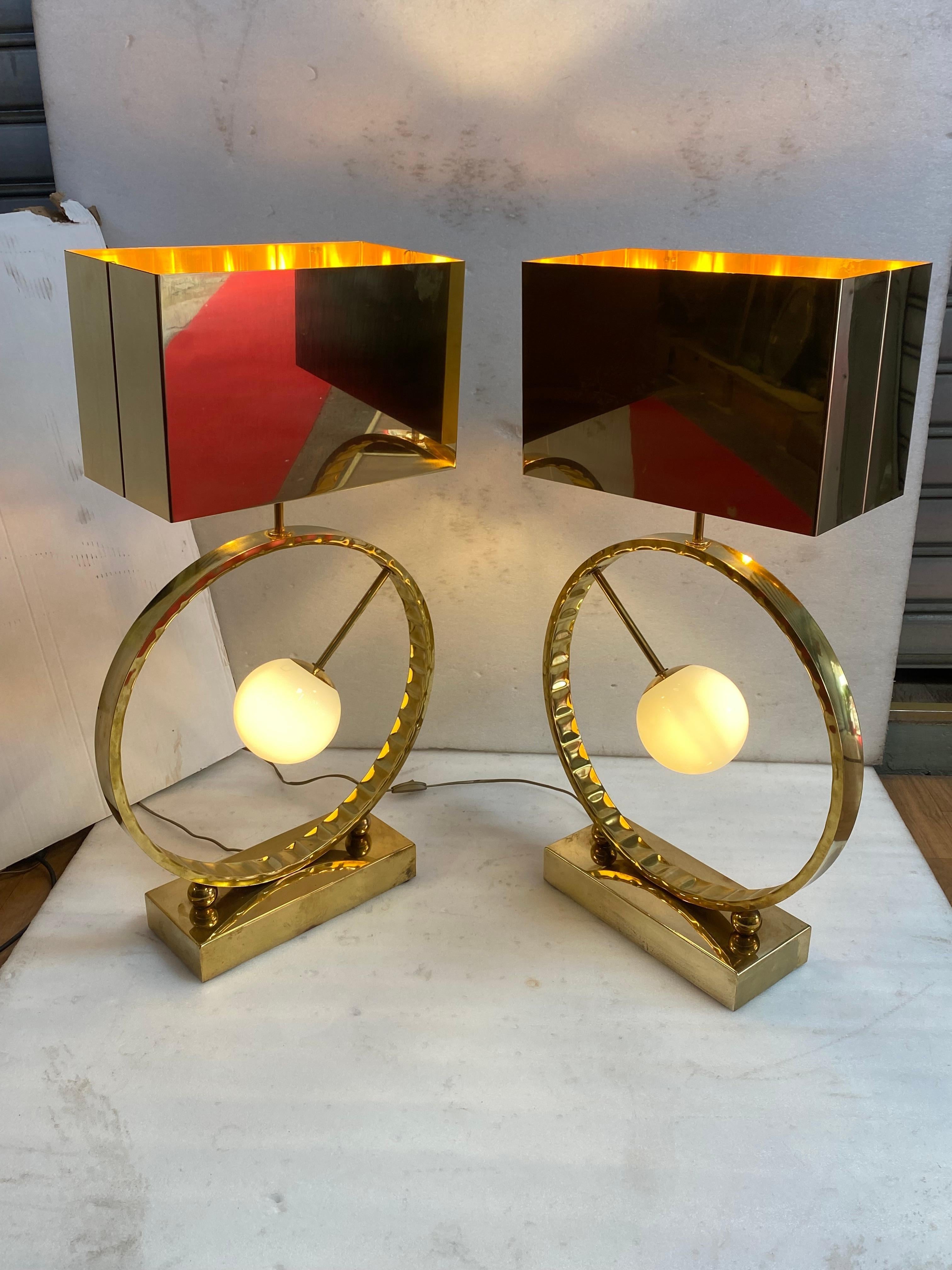 1980′ Pareja de lámparas de latón y opalina H 88 cm Ø 48 cm en venta 1