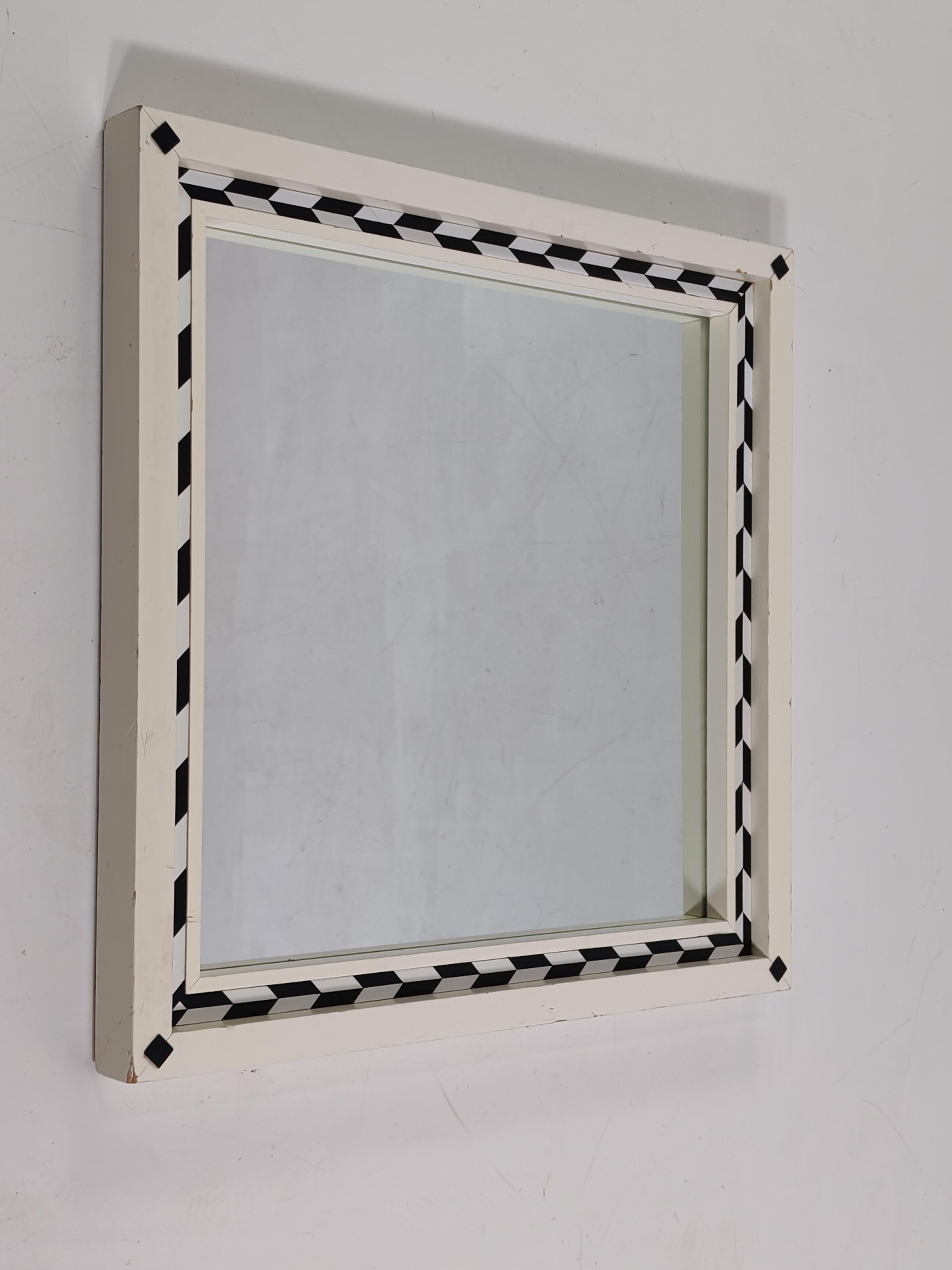 Paolo Portoghesi
Miroir mural
1988

Cadre en bois laqué noir et blanc
Édition limitée pour un magazine italien. 
Miroir en parfait état. 

