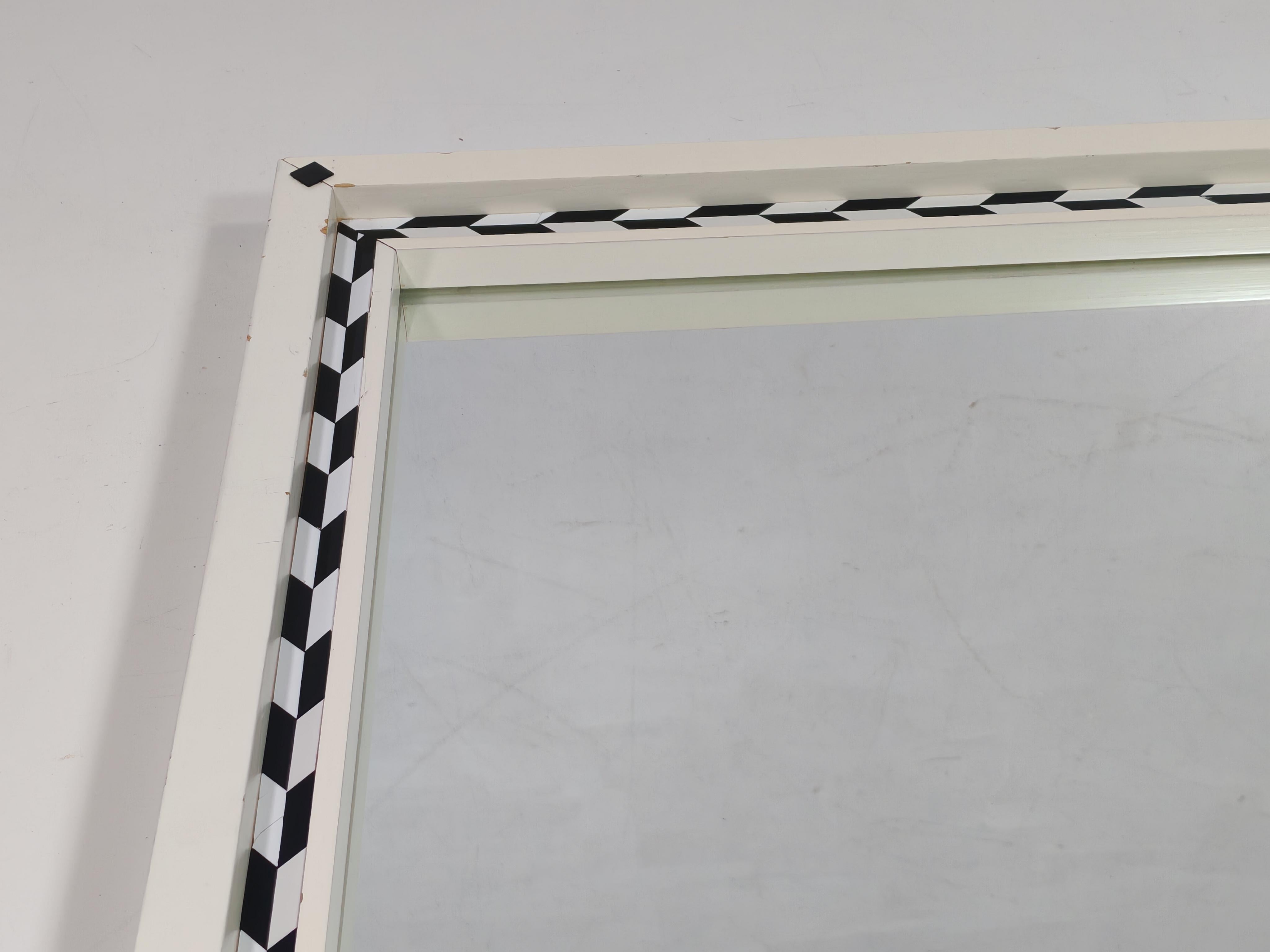 italien 1980 Paolo Portoghesi Postmodern Italian Design Black White Wood Wall Mirror (Miroir mural en bois noir et blanc) en vente