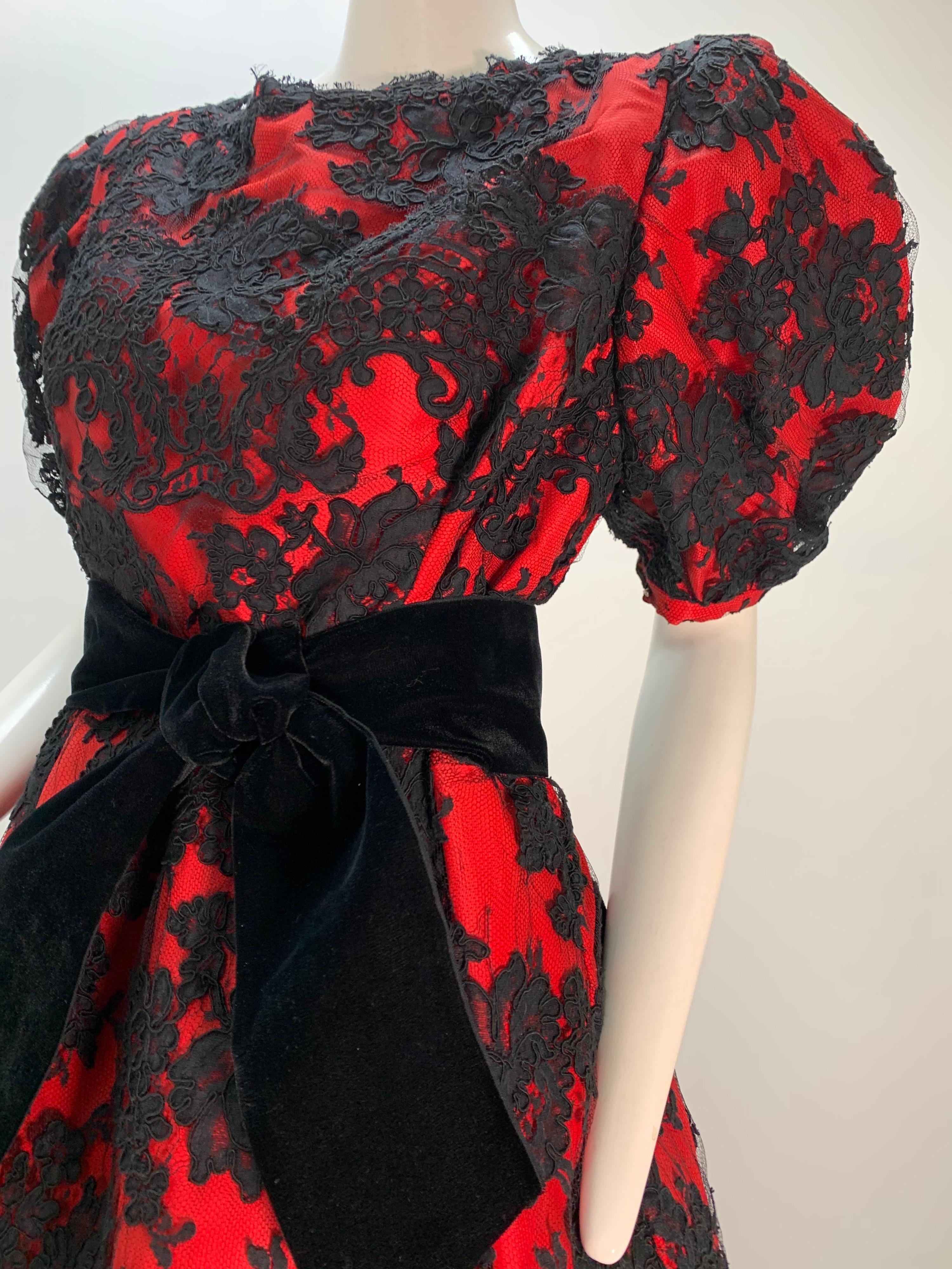 1980 Pauline Trigere Vestido de cóctel rojo de tafetán de seda y encaje negro superpuesto 8
