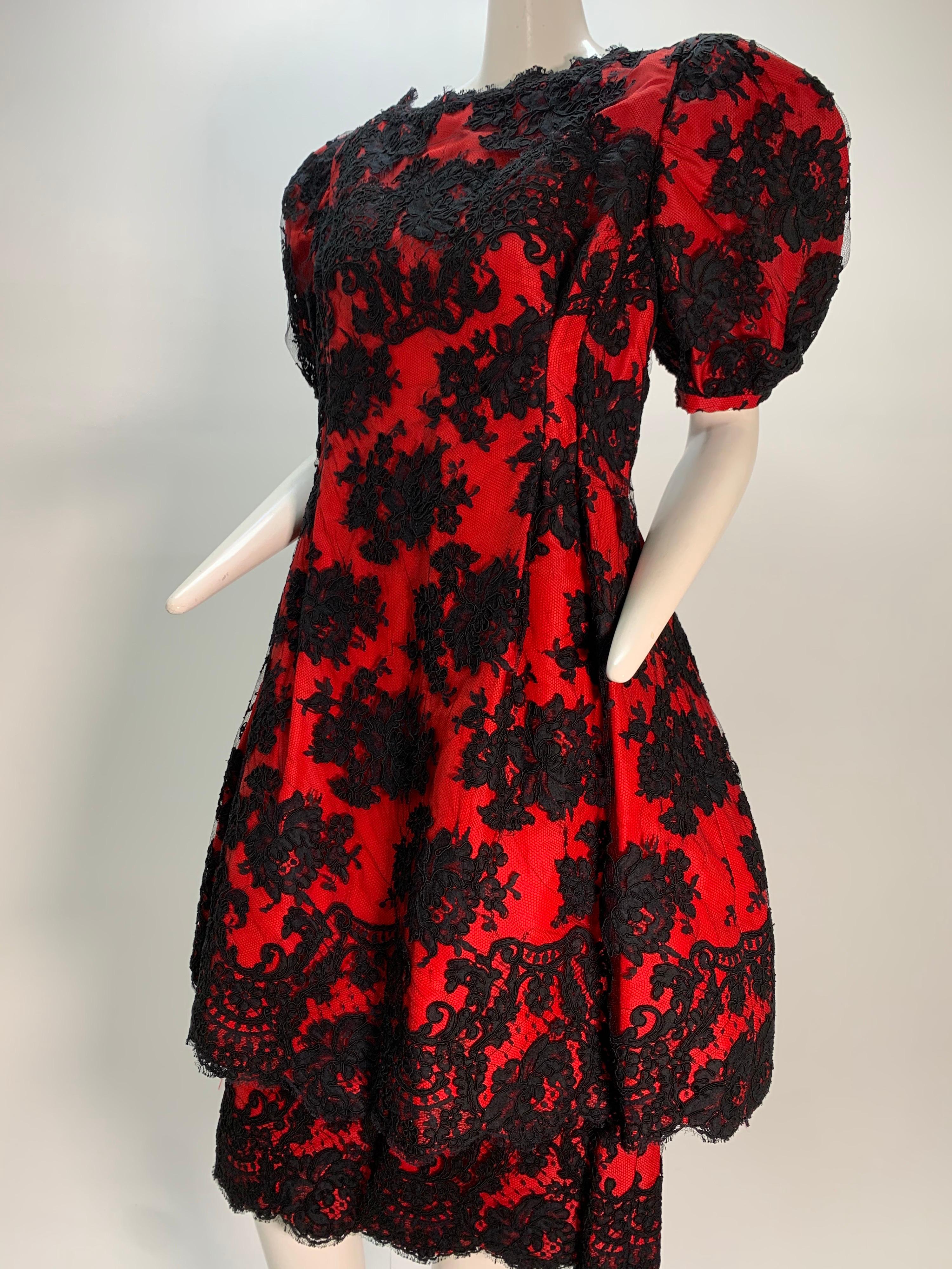 1980 Pauline Trigere Rotes Cocktailkleid aus Seidentaft und schwarzer Spitze mit Overlay  im Angebot 11