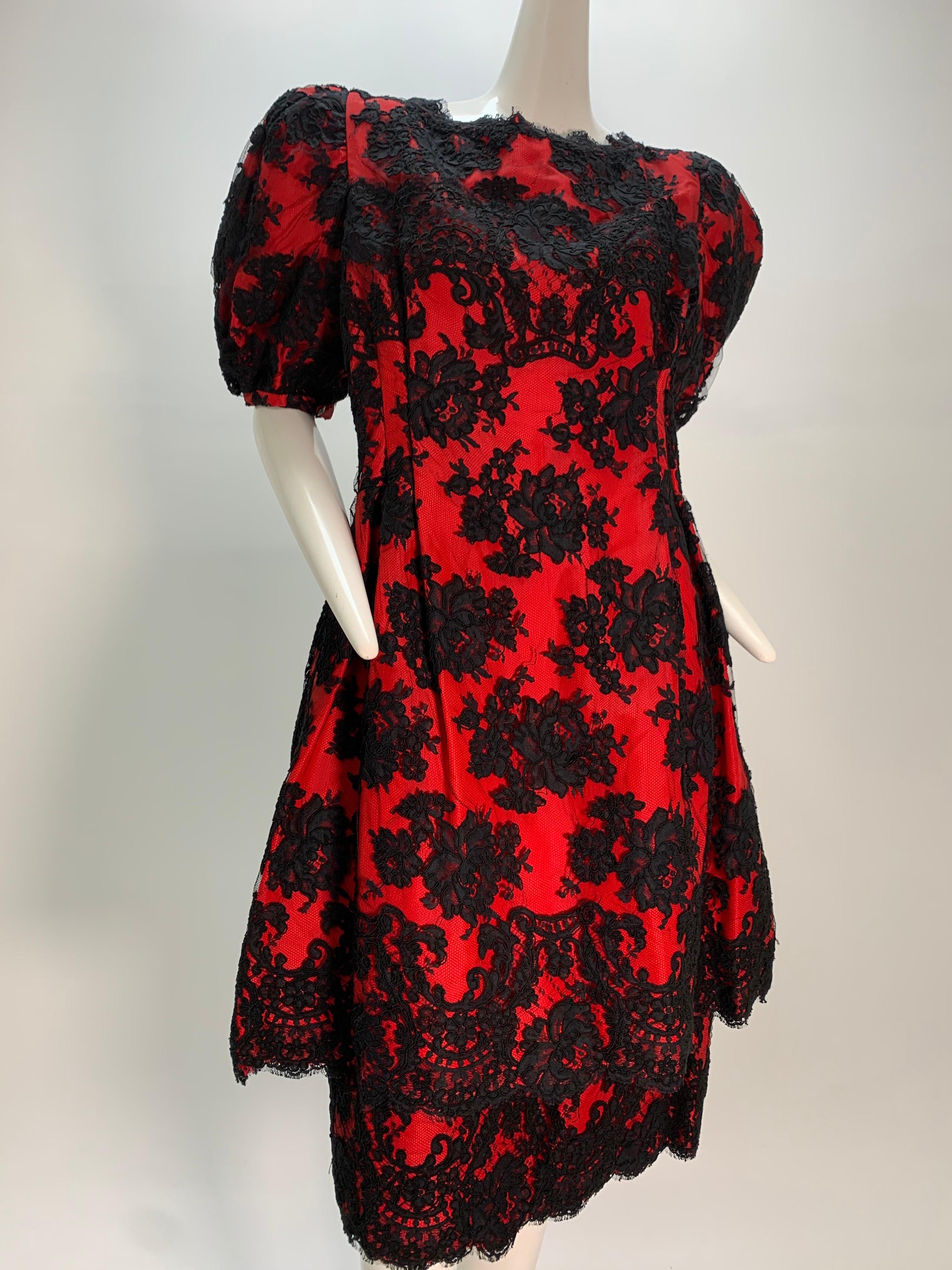 1980 Pauline Trigere Vestido de cóctel rojo de tafetán de seda y encaje negro superpuesto 12