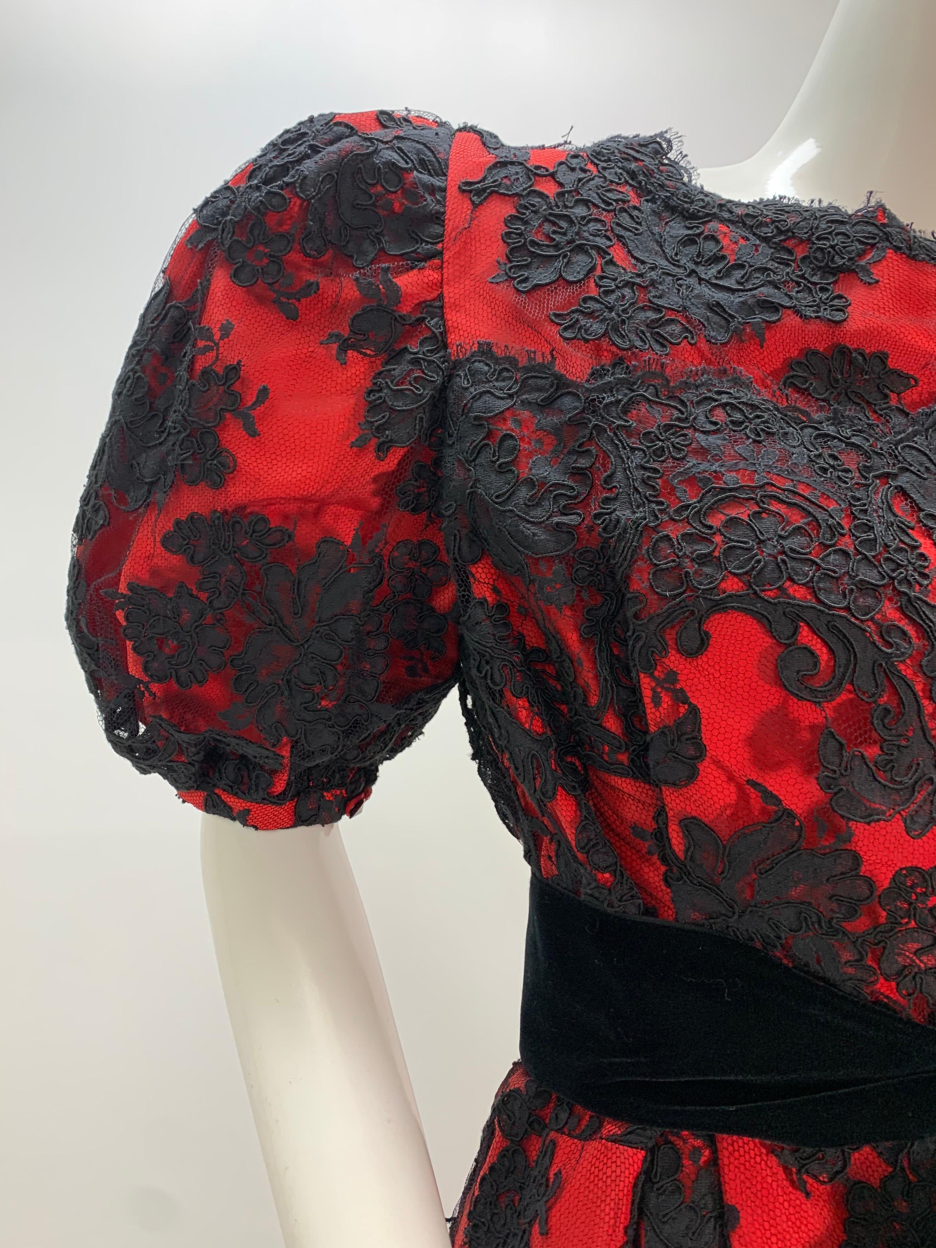 1980 Pauline Trigere Vestido de cóctel rojo de tafetán de seda y encaje negro superpuesto Negro