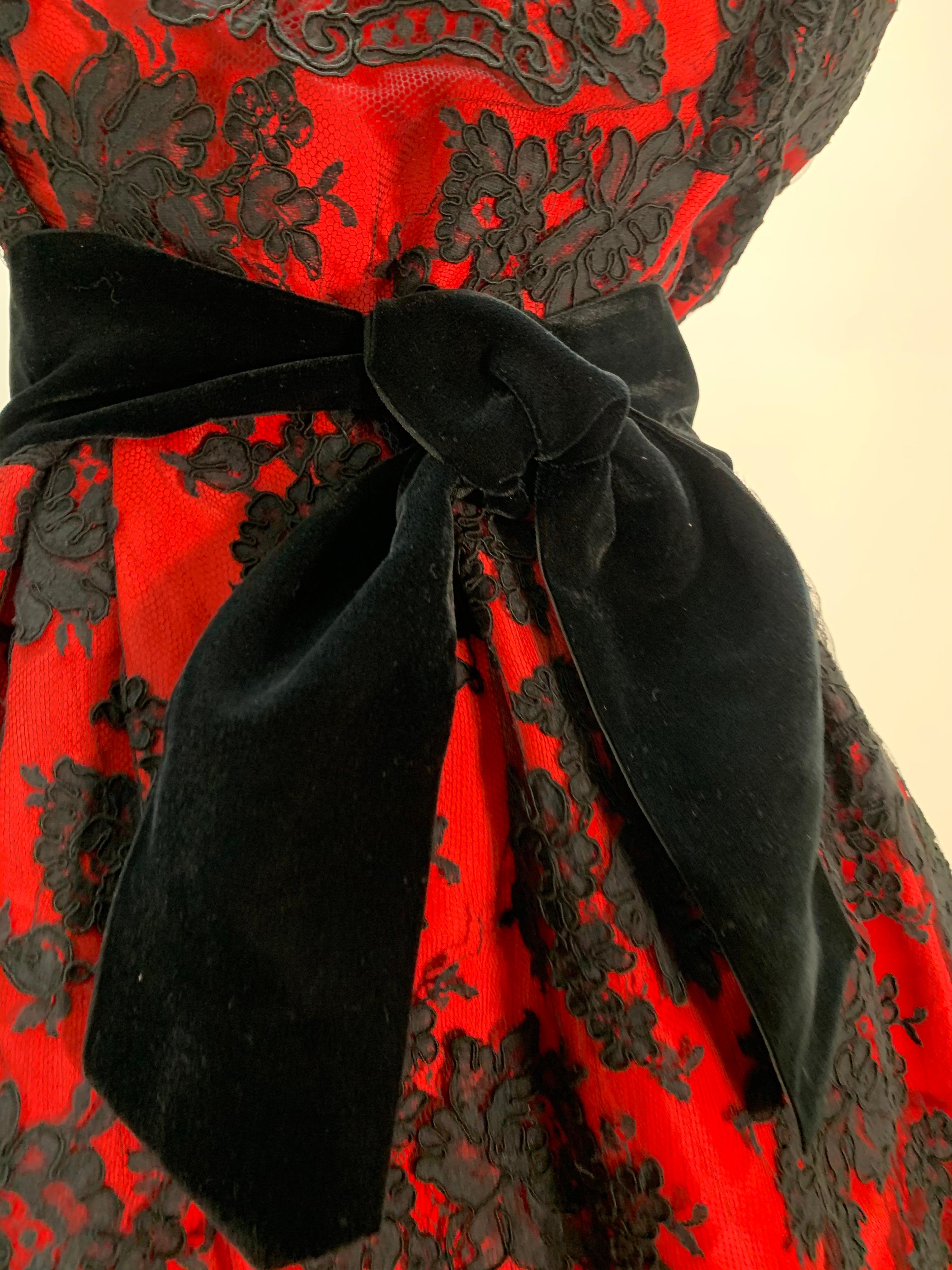 1980 Pauline Trigere Rotes Cocktailkleid aus Seidentaft und schwarzer Spitze mit Overlay  im Zustand „Hervorragend“ im Angebot in Gresham, OR
