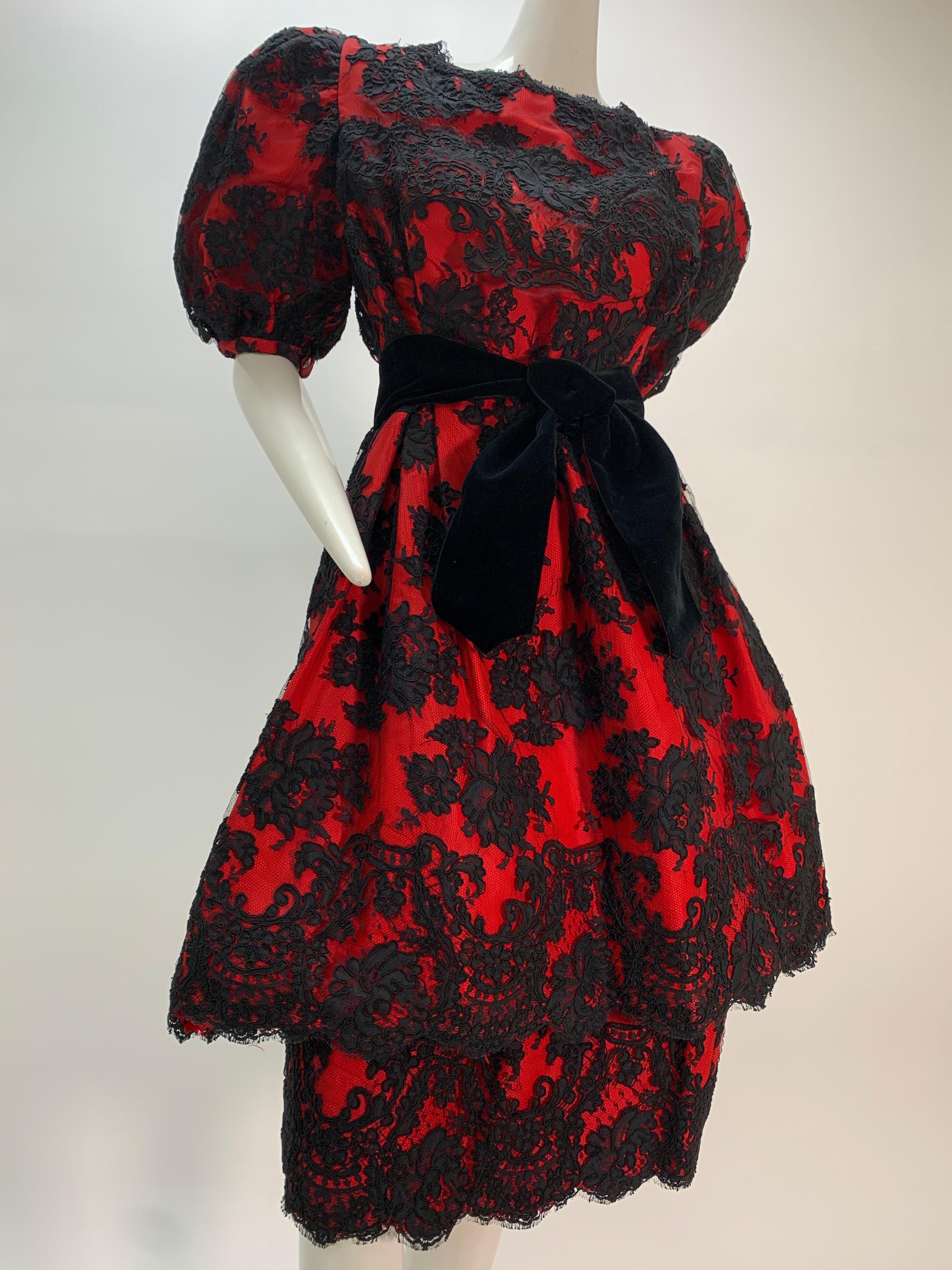 De las mujeres 1980 Pauline Trigere Vestido de cóctel rojo de tafetán de seda y encaje negro superpuesto  en venta