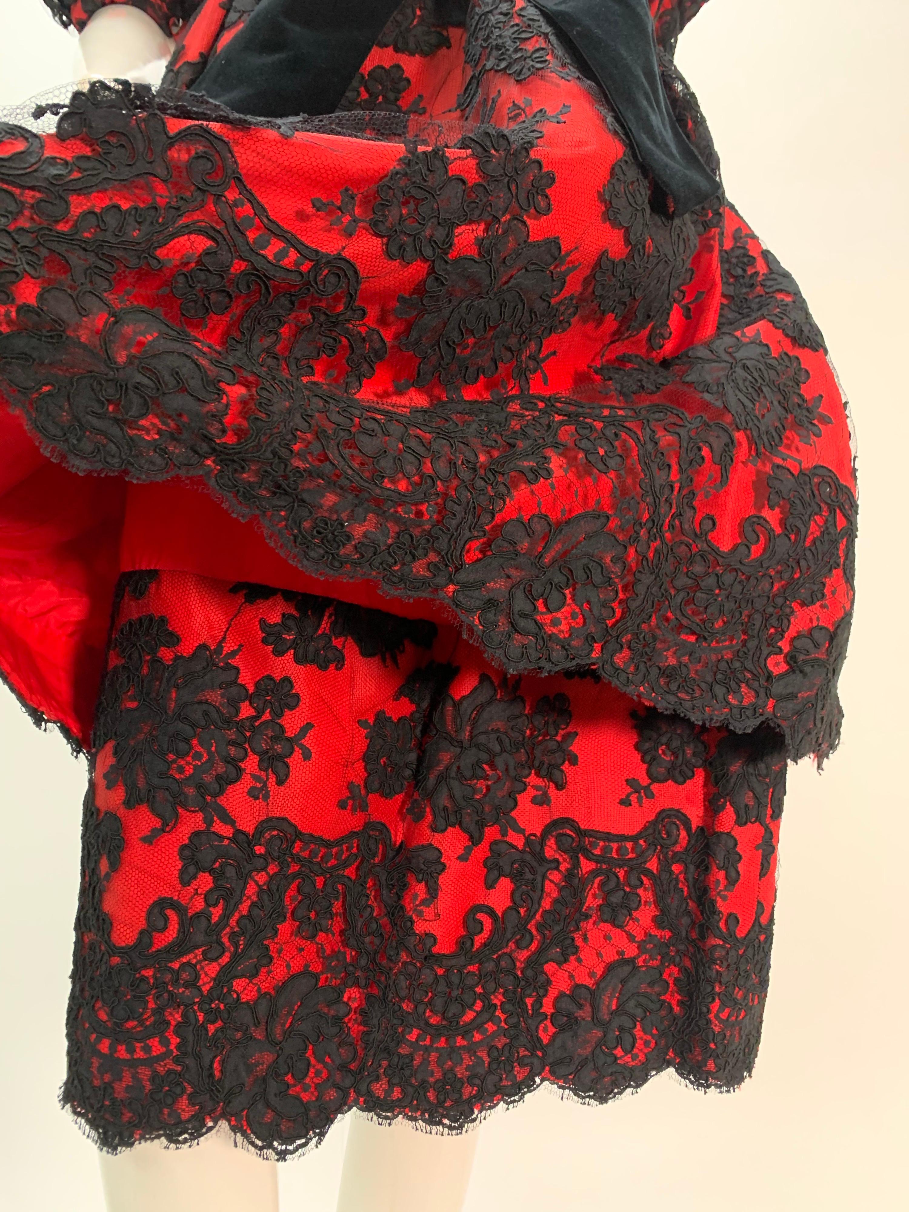 1980 Pauline Trigere Vestido de cóctel rojo de tafetán de seda y encaje negro superpuesto 1