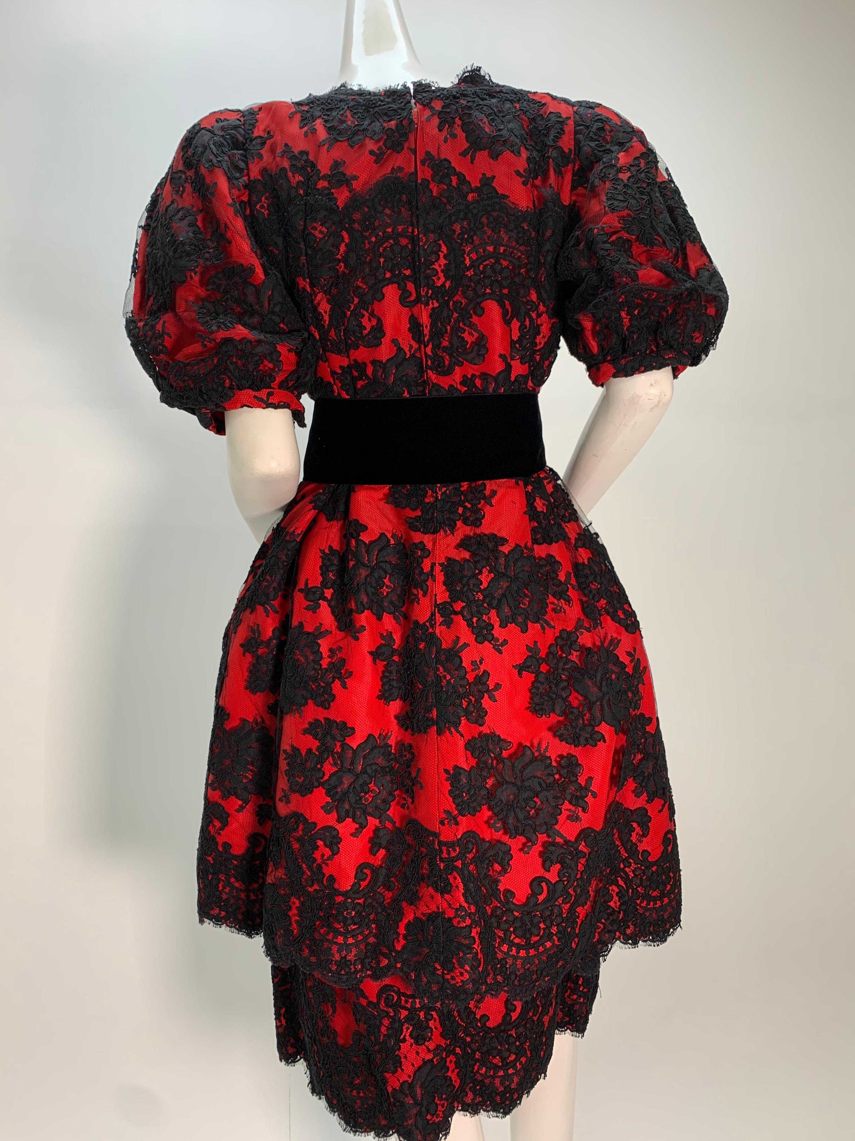 1980 Pauline Trigere Vestido de cóctel rojo de tafetán de seda y encaje negro superpuesto 4