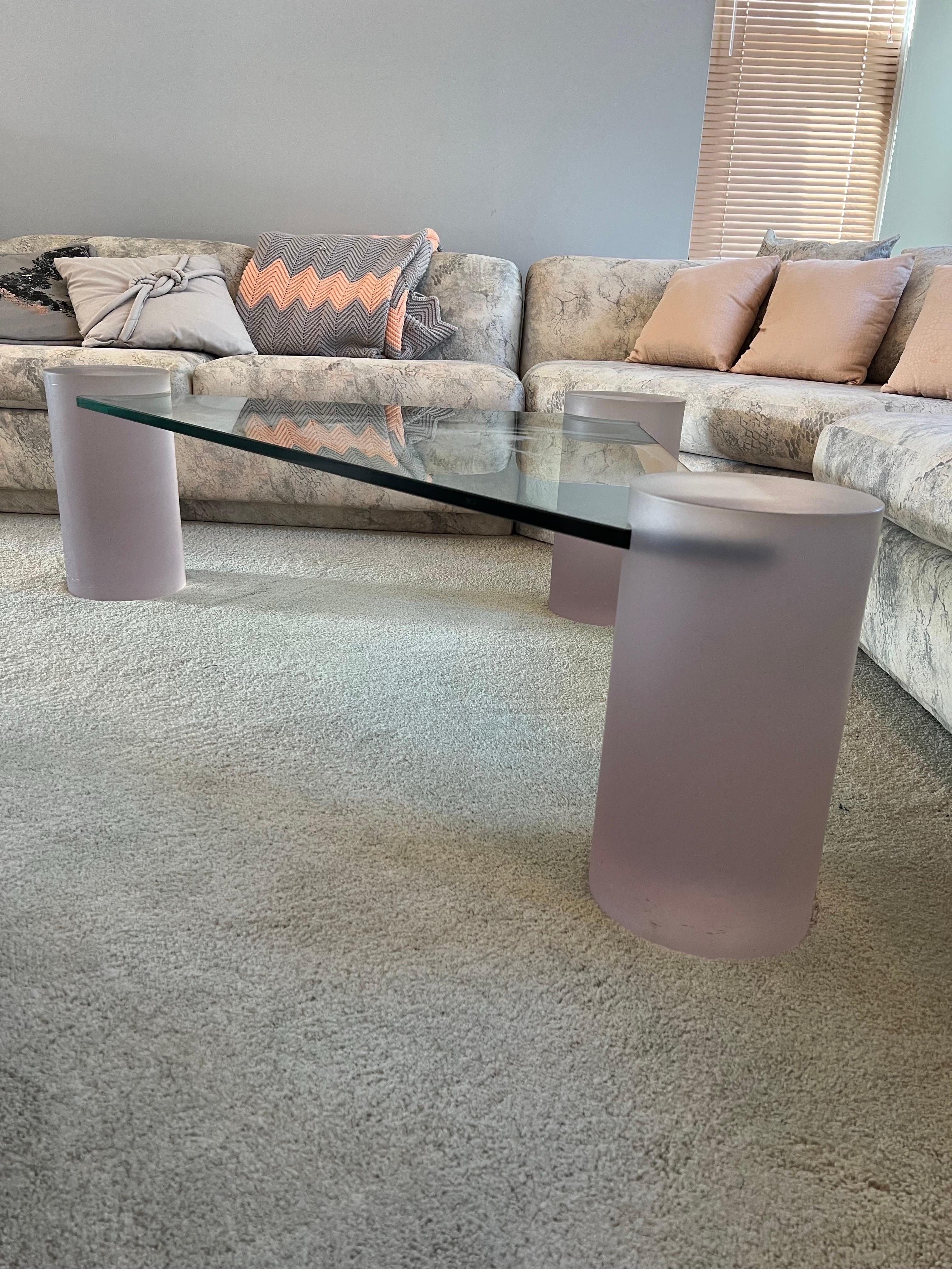 Large beautiful pink frosted glass triangle coffee table, circa 1980

Pink triangle table 47x47x16.5 H

Column Leg each 9x9

Glass
Long: 39.5
Depth: 1