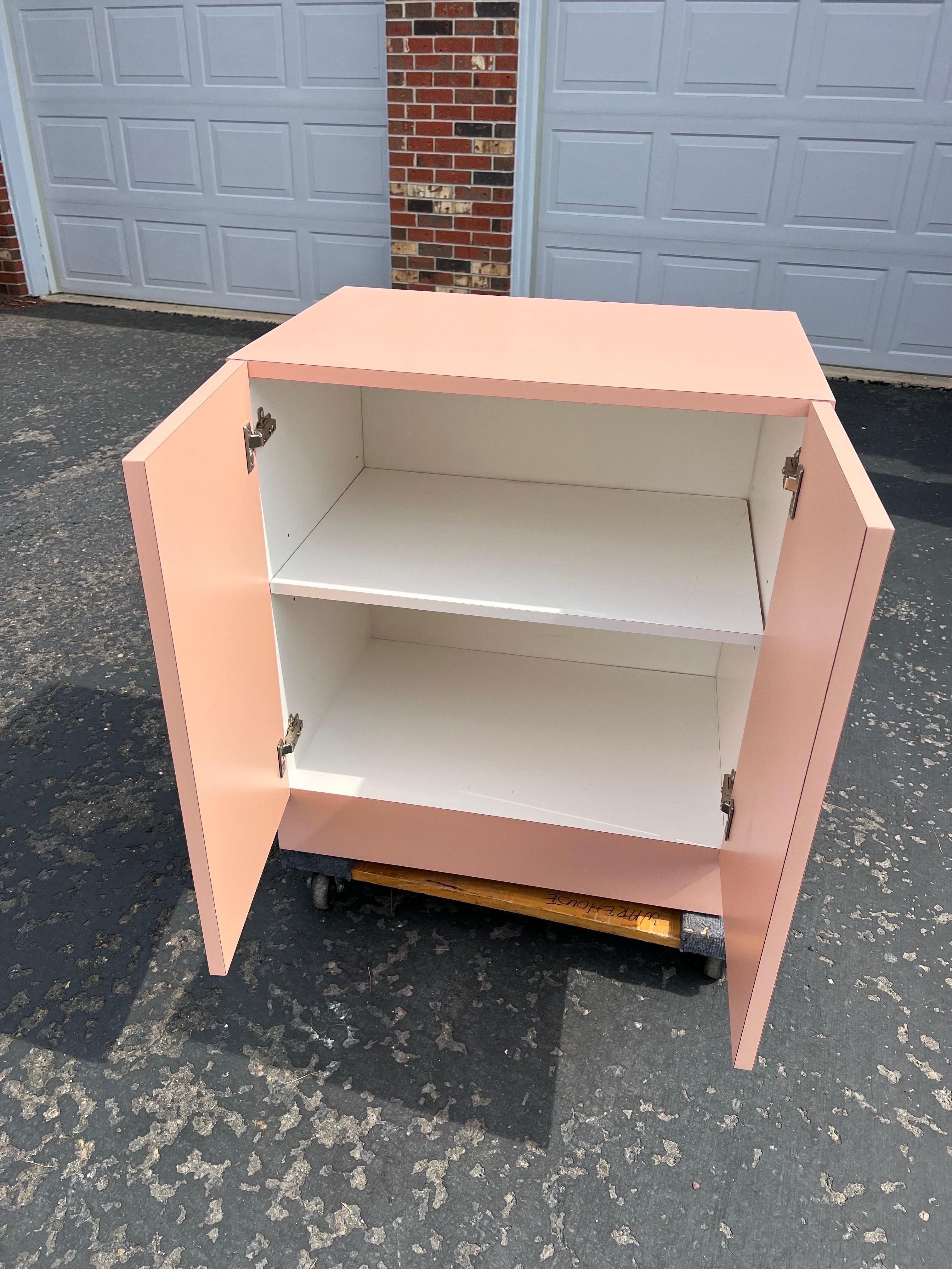 Postmoderne 1980 Armoire de rangement en stratifié rose en vente