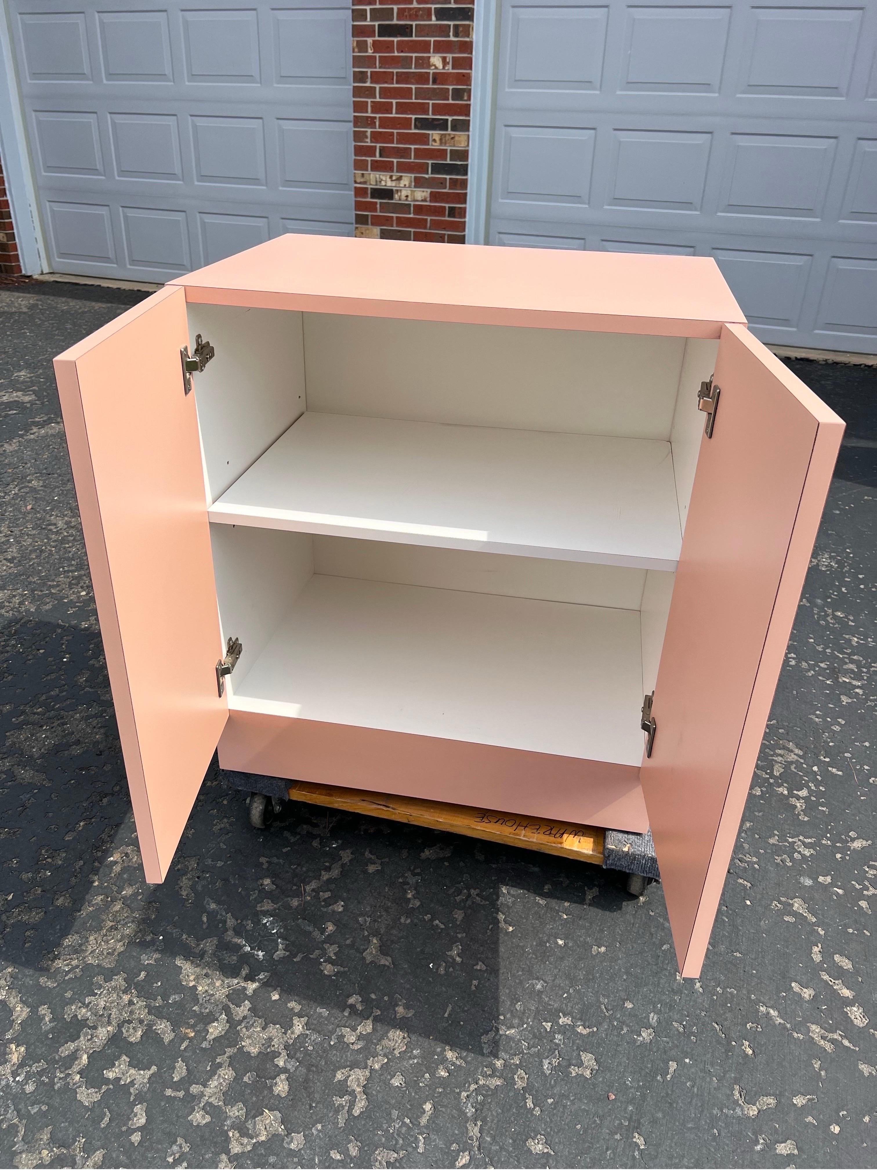 Américain 1980 Armoire de rangement en stratifié rose en vente