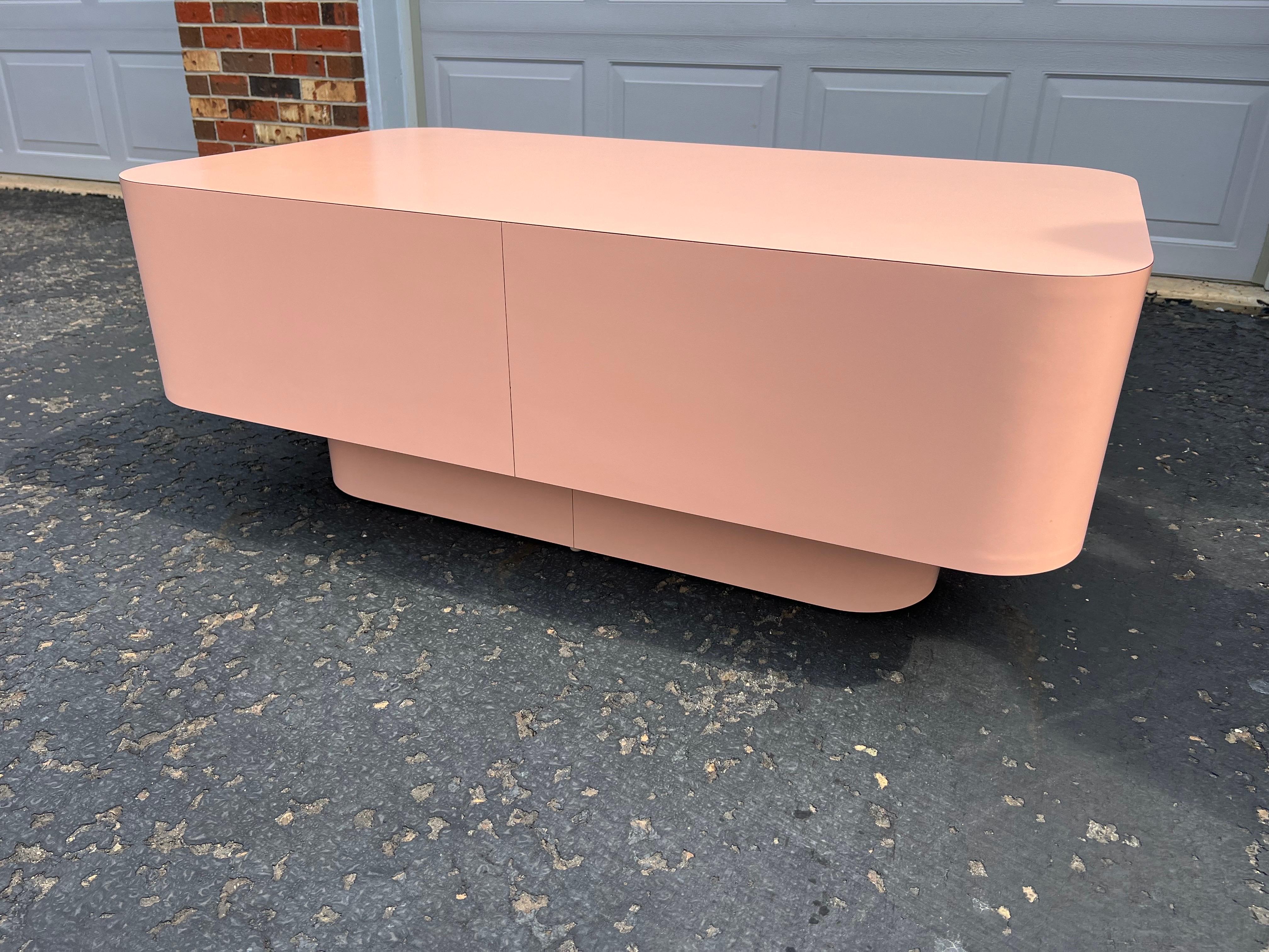 1980 Rosa Laminat Couchtisch (Postmoderne) im Angebot
