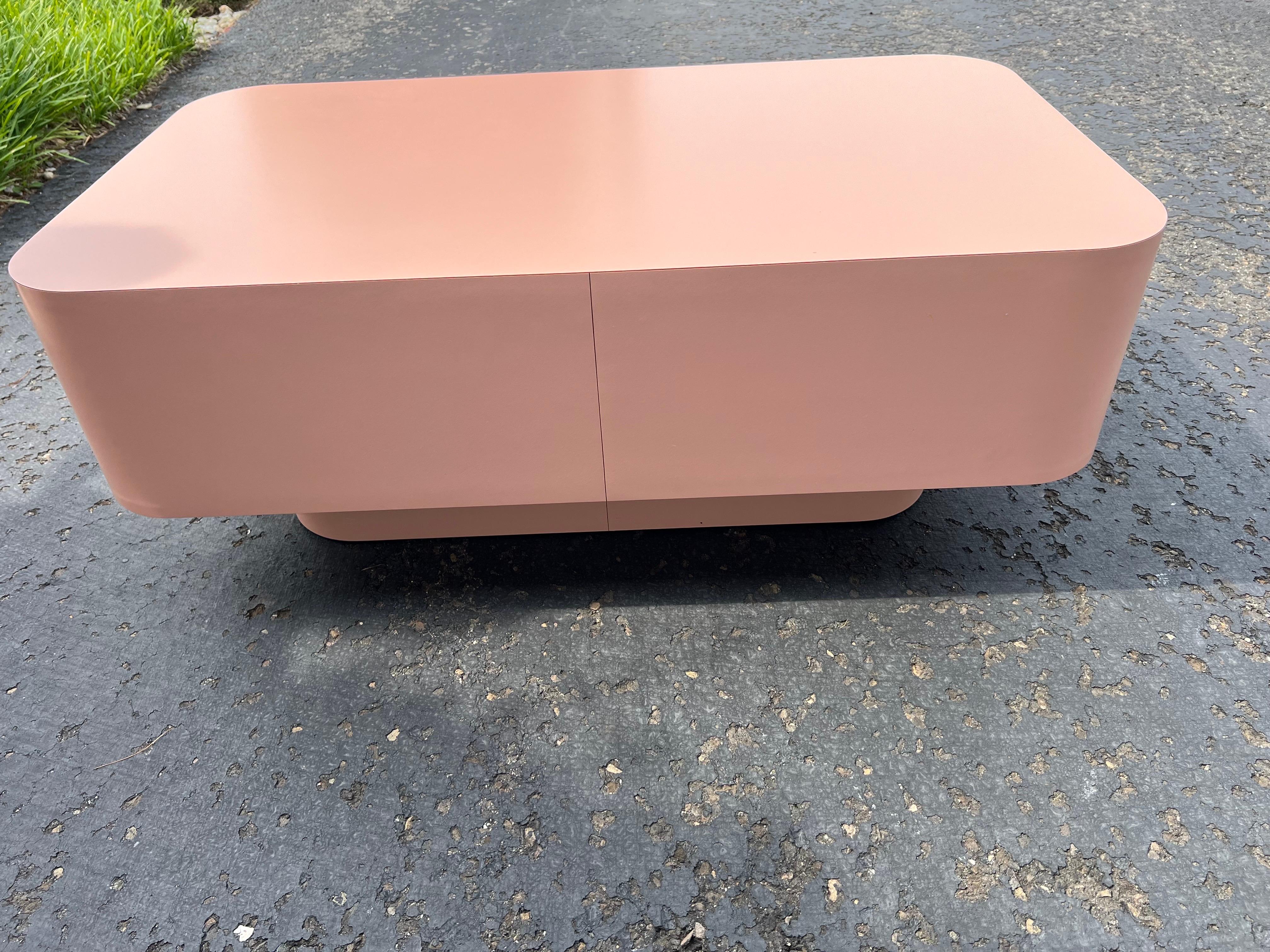 1980 Rosa Laminat Couchtisch (amerikanisch) im Angebot