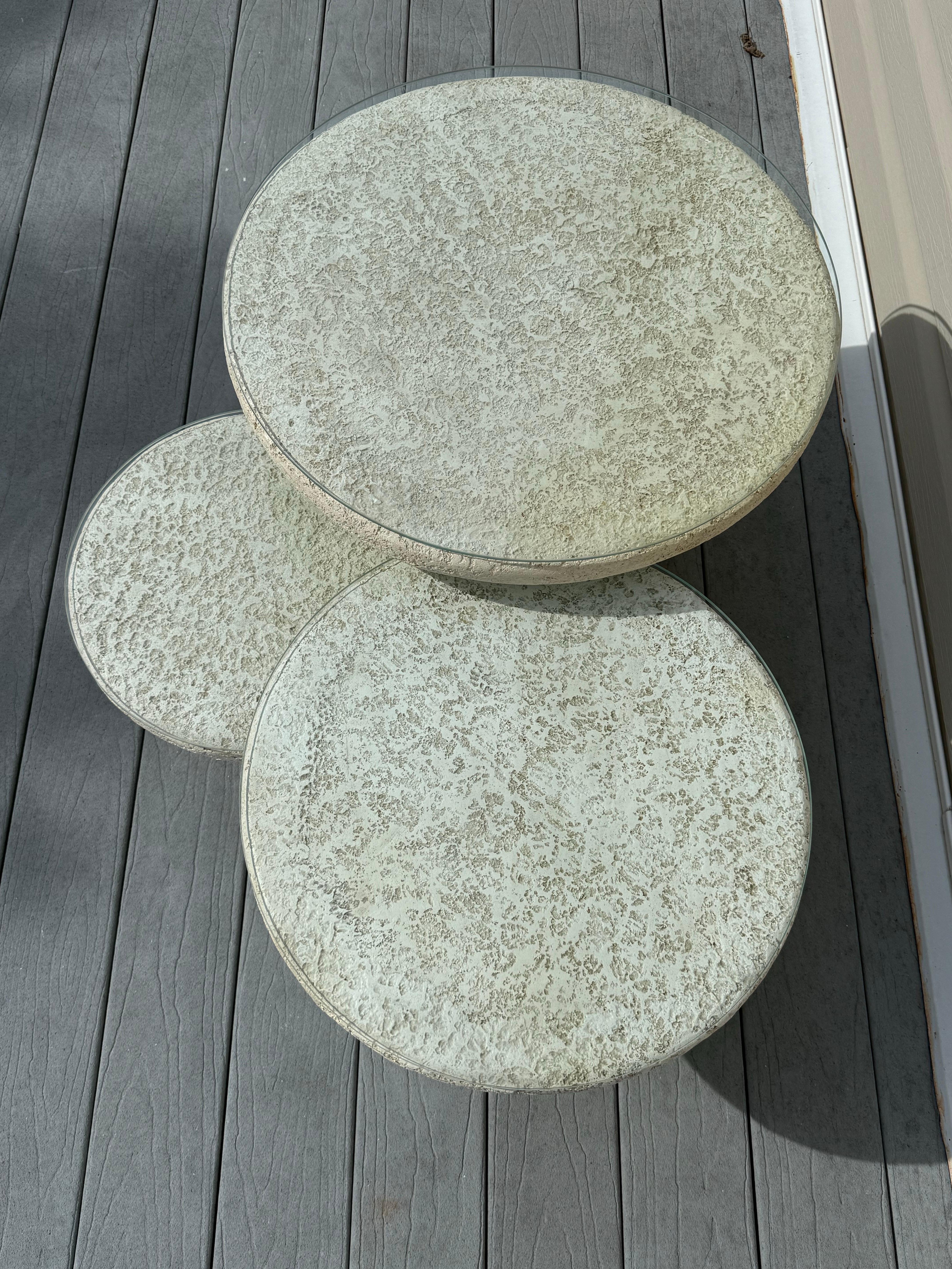 Postmoderne Tables gigognes à champignons en plâtre de 1980 - Lot de 3 en vente