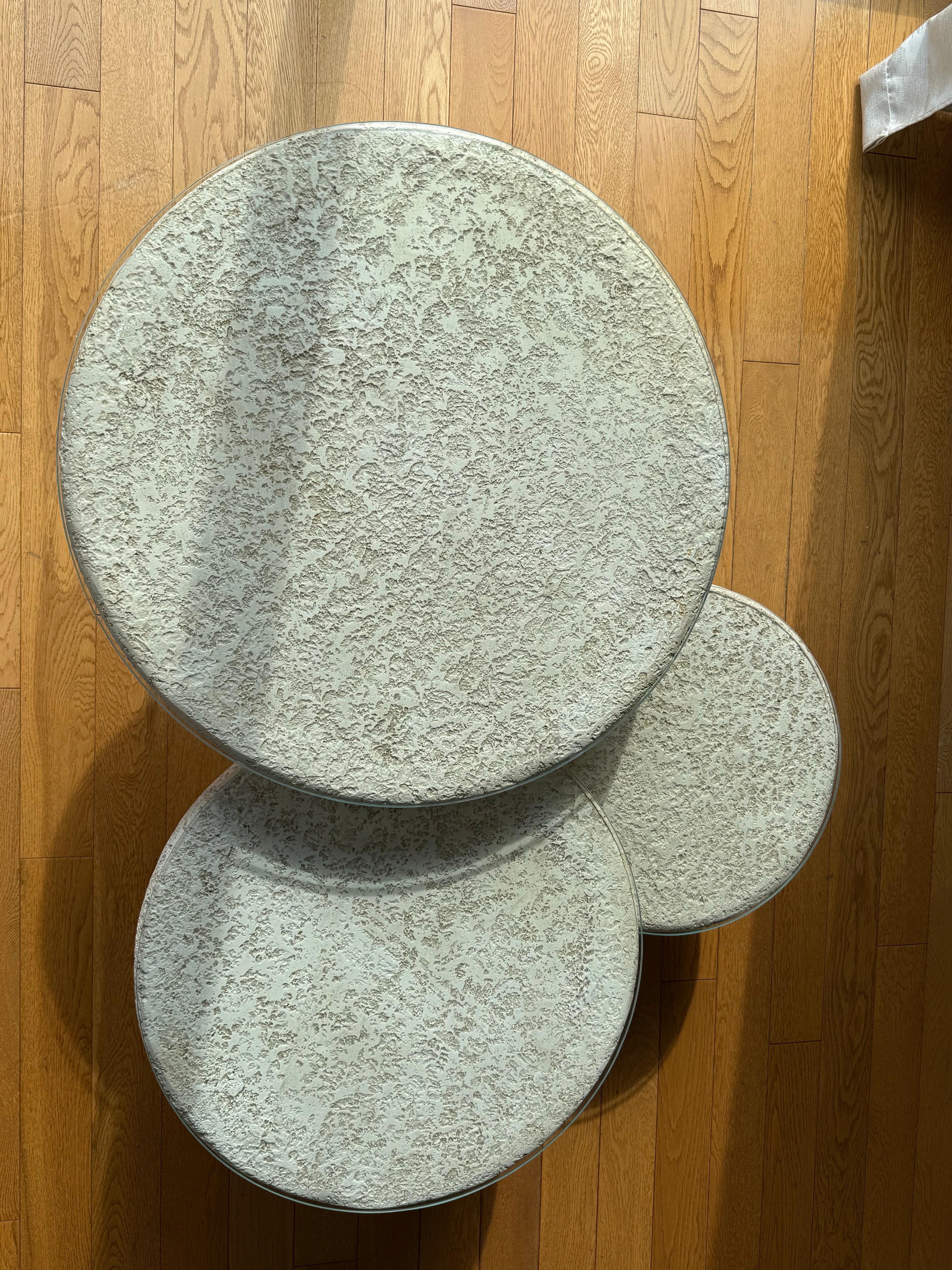 Américain Tables gigognes à champignons en plâtre de 1980 - Lot de 3 en vente