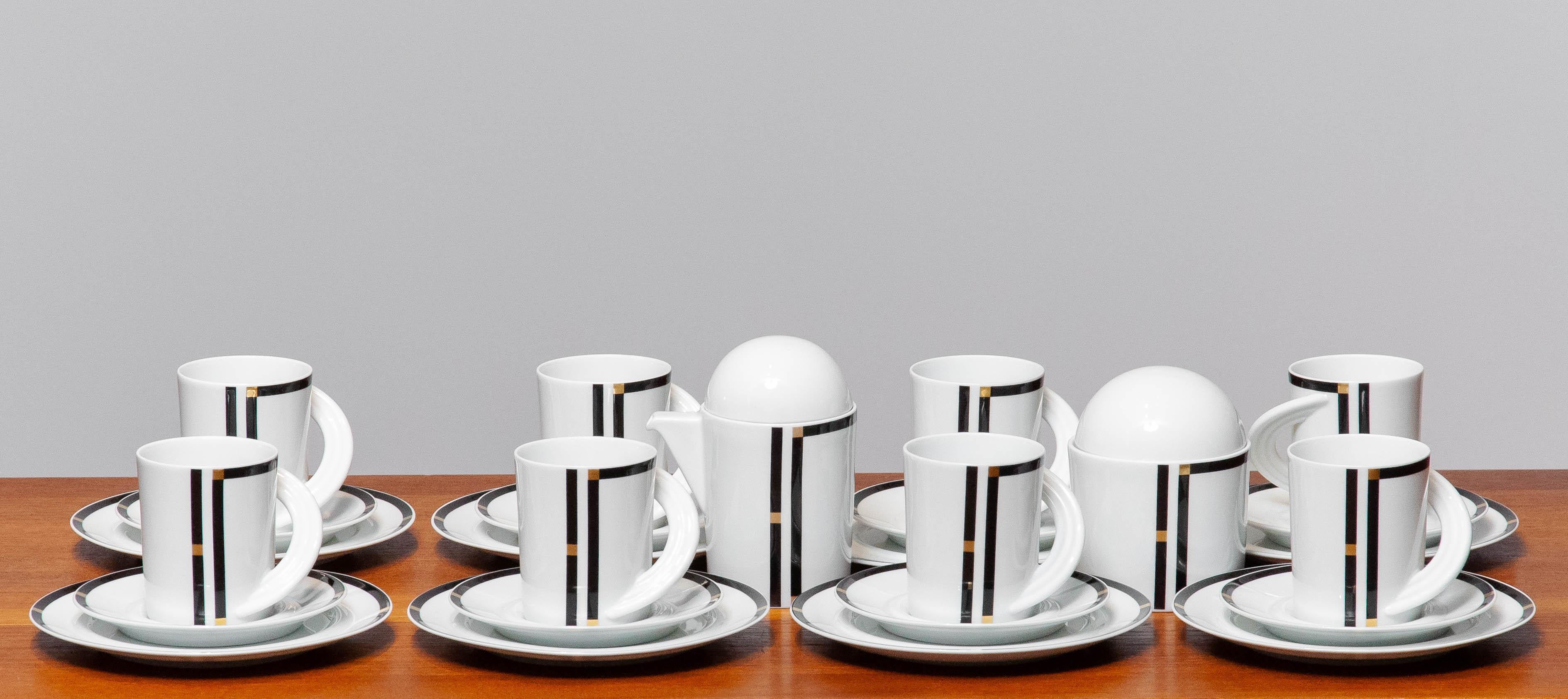 Wunderschönes Porzellan Tee-/Kaffeeset aus der Serie 'Studio Linie' von Rosenthal Deutschland, entworfen von Mario Bellini.
Dieses Tee-/Kaffeeset ist für acht Personen gedacht und heißt 'Cupola Nera'.
Art-Déco-Stil.
Das komplette Set ist in