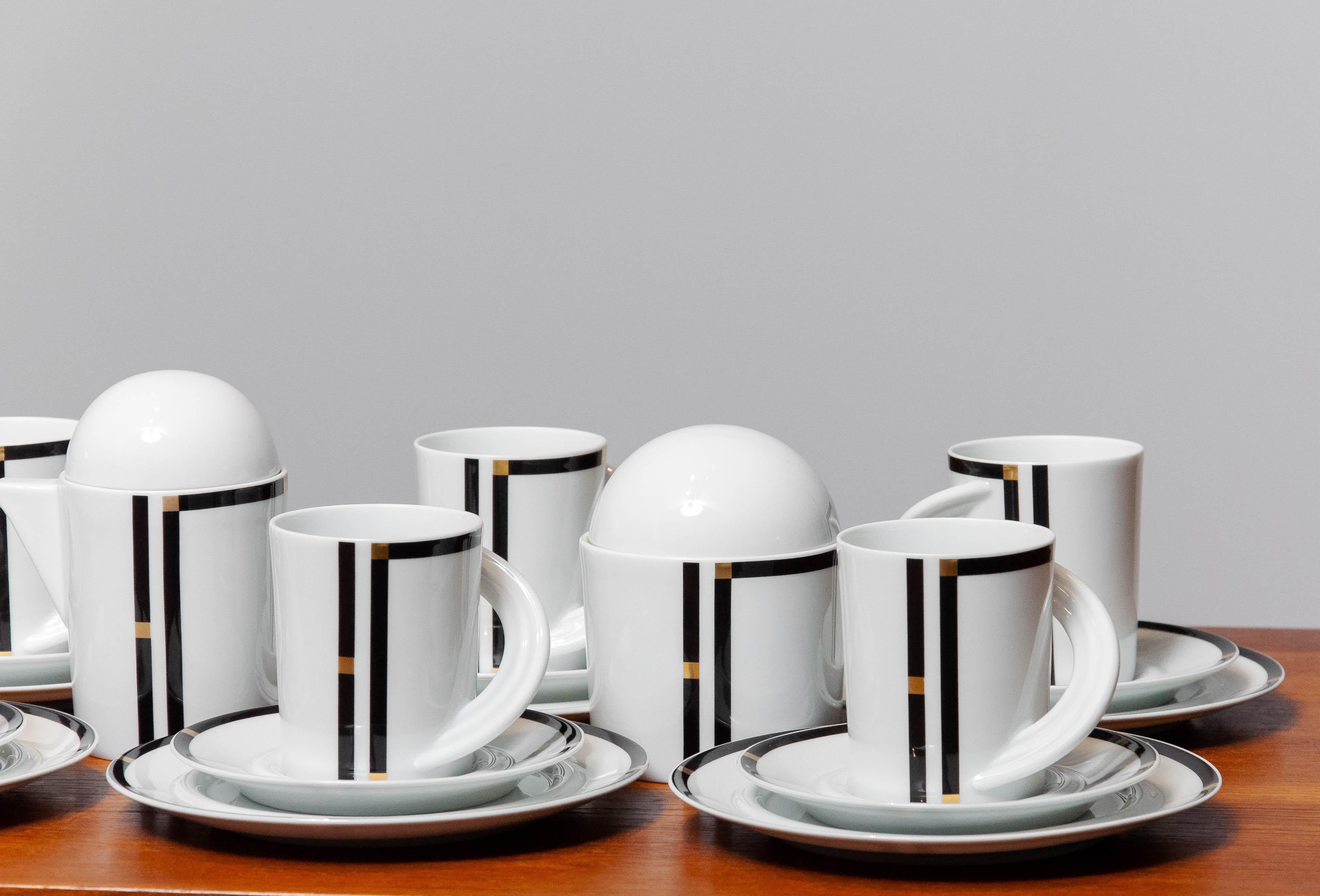 Auffälliges Kaffeeservice aus Porzellan, entworfen von Mario Bellini für Rosenthal, Deutschland. Das Modell Cupola Nera stammt aus der legendären Studio Line Kollektion. Das Design zeichnet sich durch ein kühnes und elegantes Zusammenspiel von