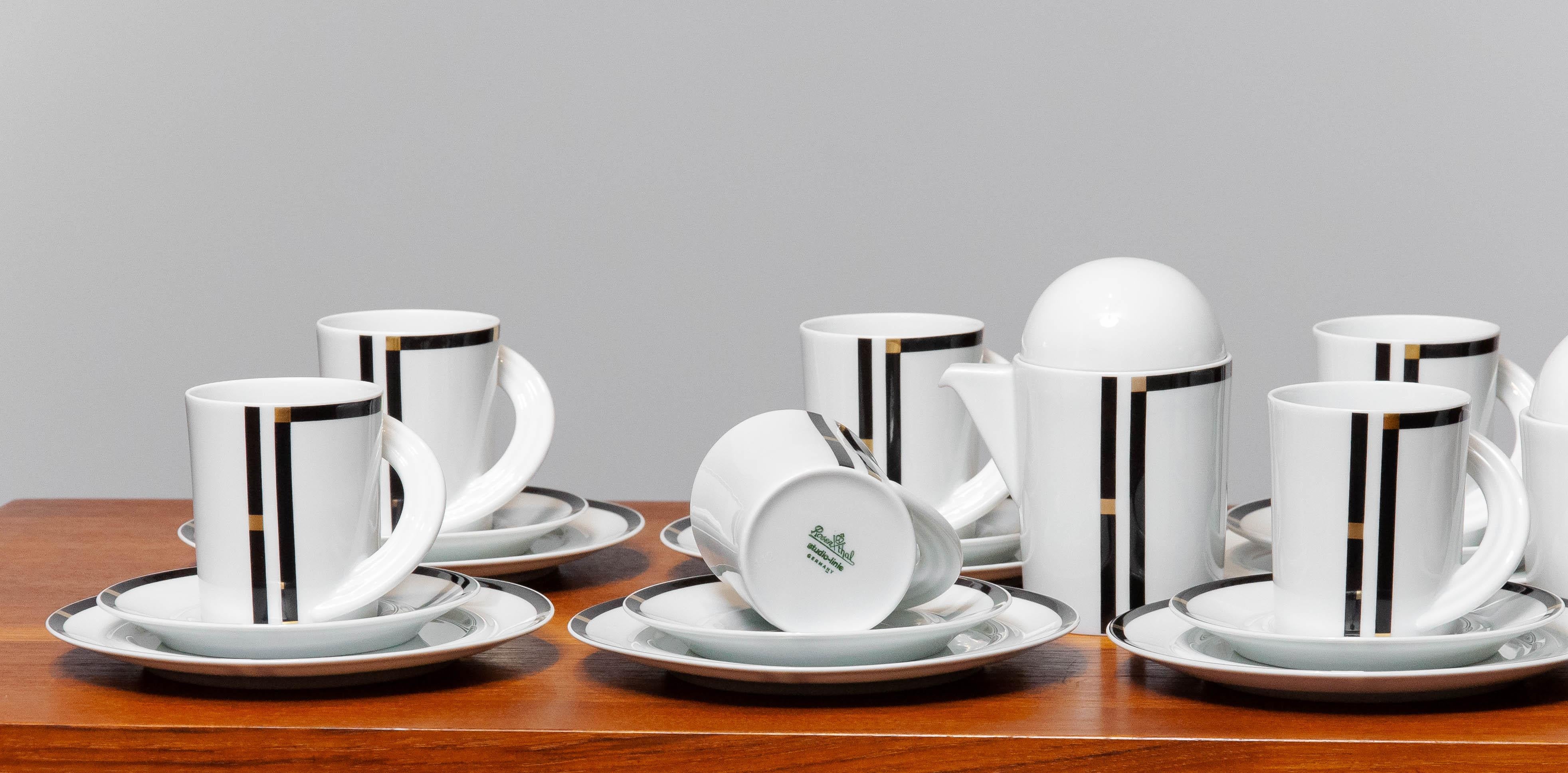 German 1980 Porcelain Tea / Coffee Set for Eight Persons by Mario Bellini for Rosenthal For Sale