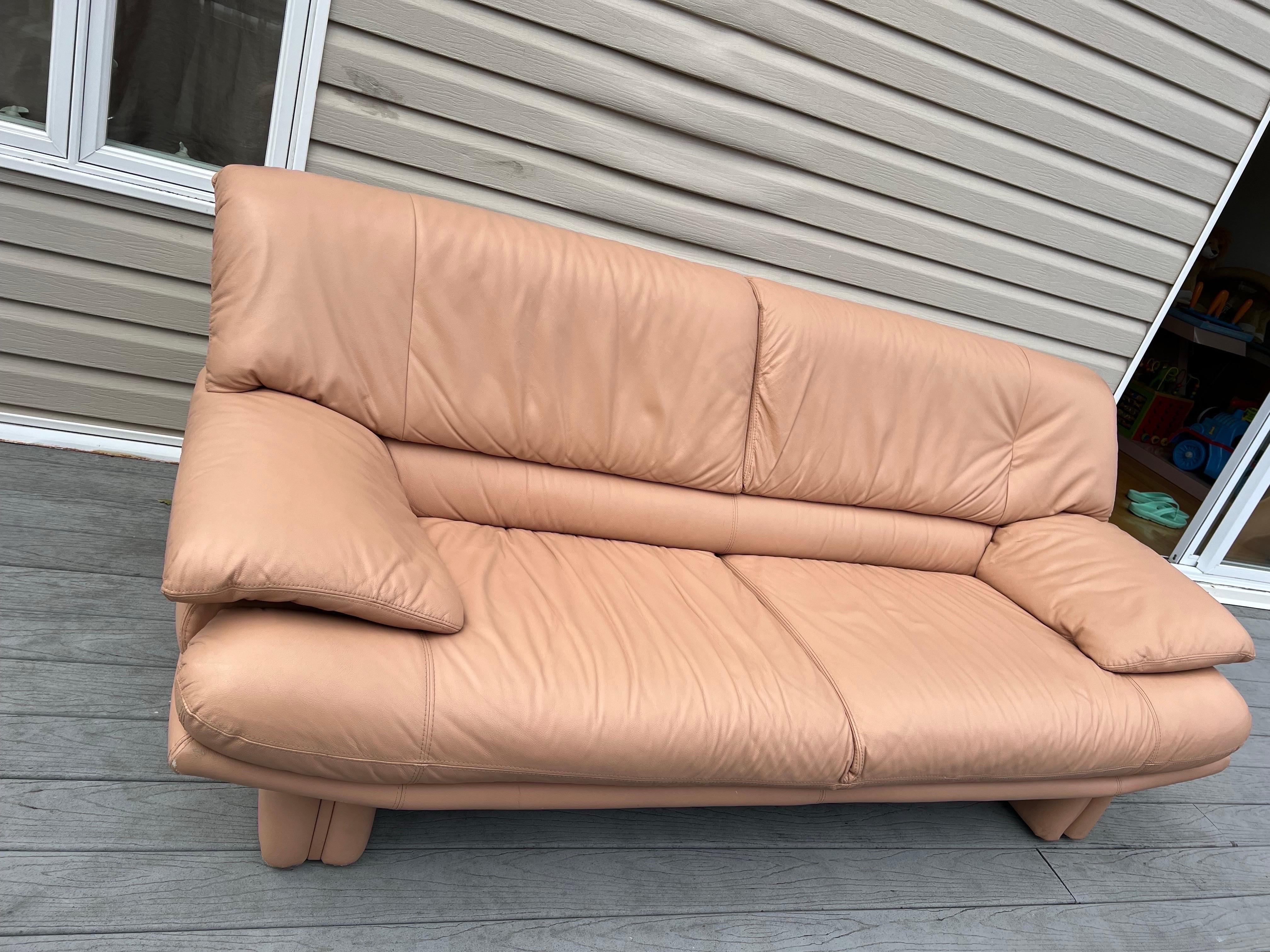 Américain Canapé Postmoderne 1980 Peach Neutral Leather Sofa en vente