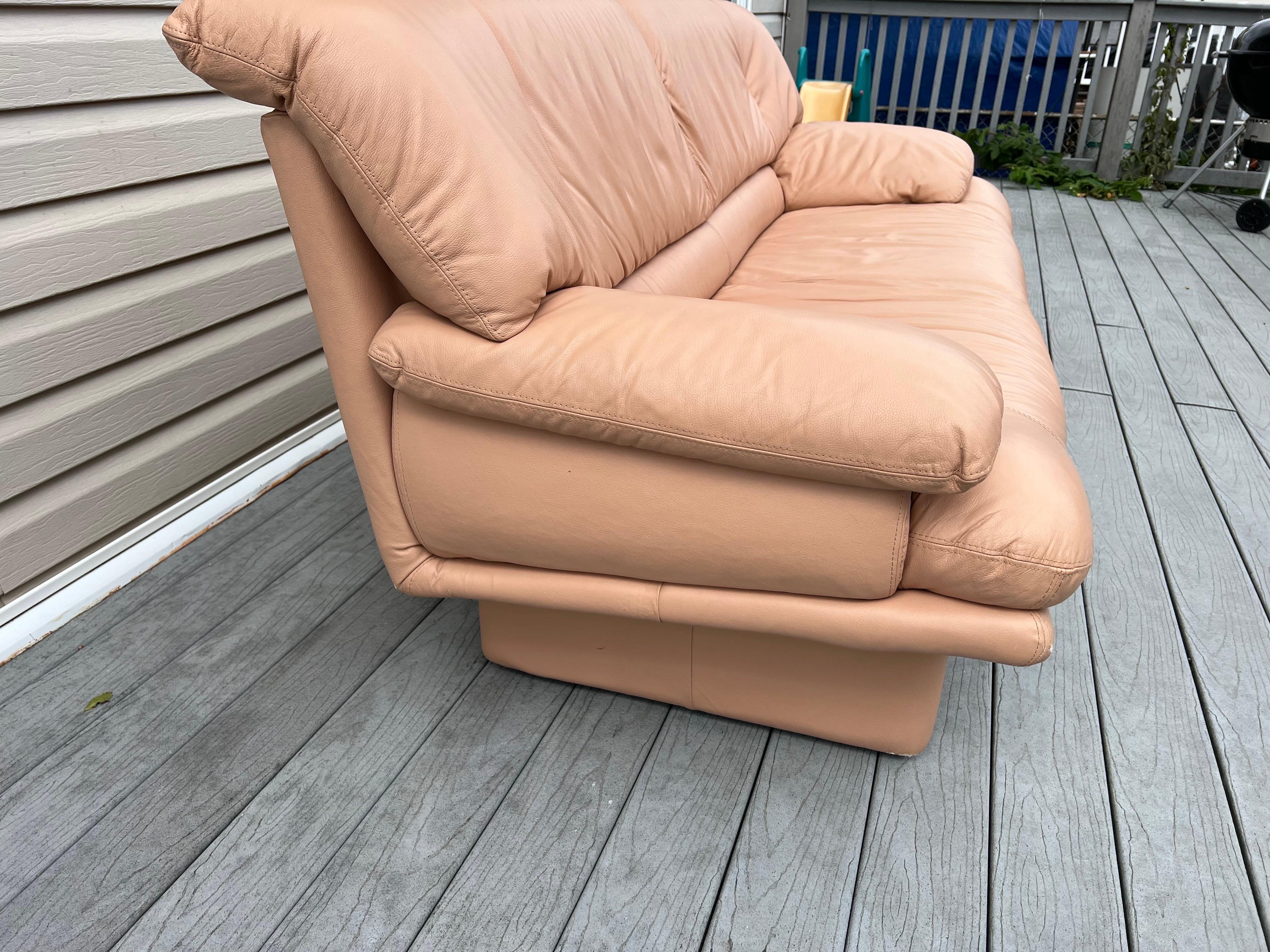 1980 Postmodern Peach Neutral Leather Sofa In Good Condition For Sale In Staten Island, NY