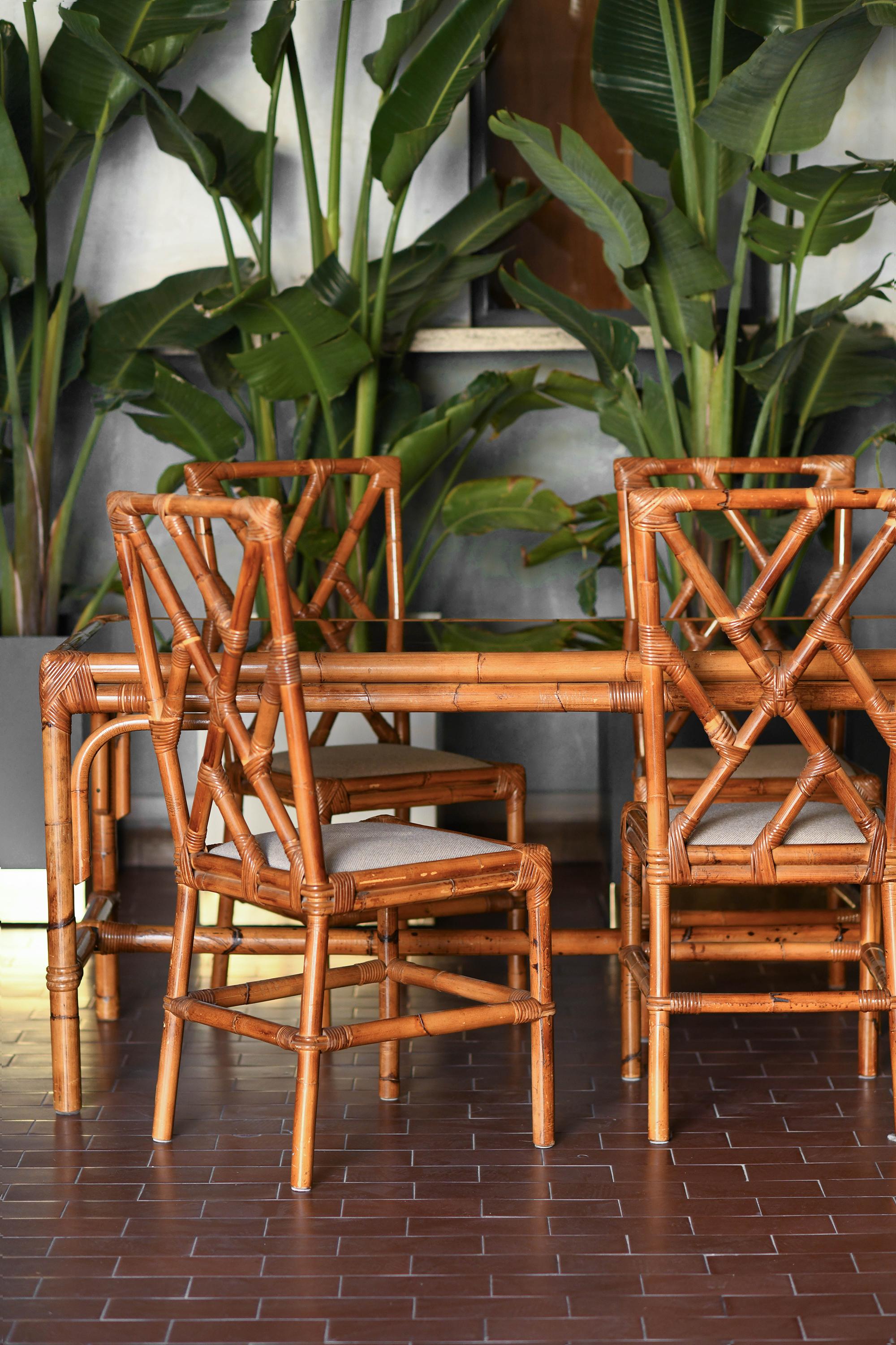 Wohnzimmer-Set aus Rattan: 4 Stühle und Rattantisch mit Glasplatte (Ende des 20. Jahrhunderts)