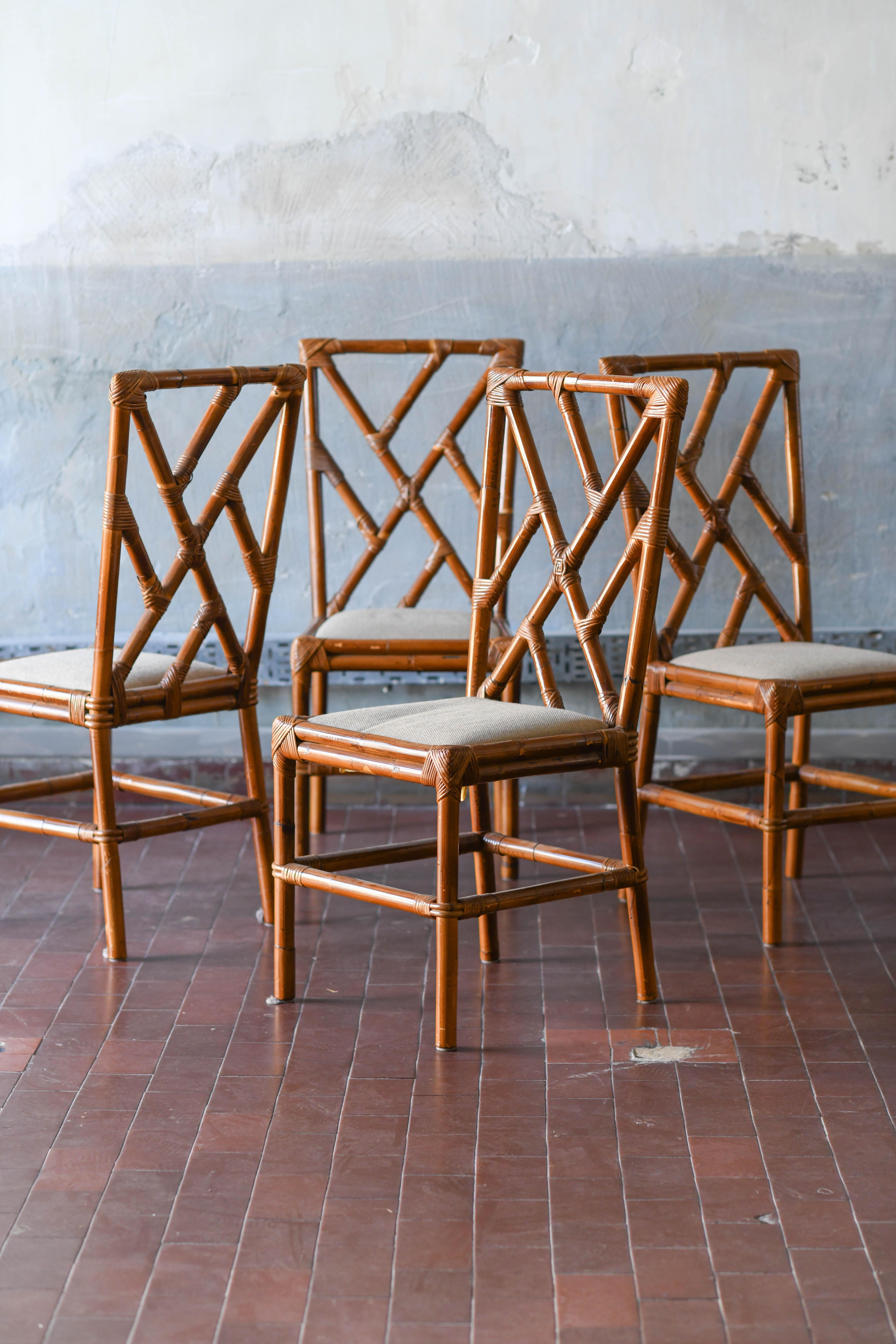 Rattan-Essgarnitur aus den 1980er Jahren.
Rattantisch mit Rauchglasplatte + 4 Rattanstühle mit Stoffpolstern.
Abmessungen:
Tisch: 178 B x 76 H x 78 T cm
Stuhl: 44 B x 102 H x 60 T cm