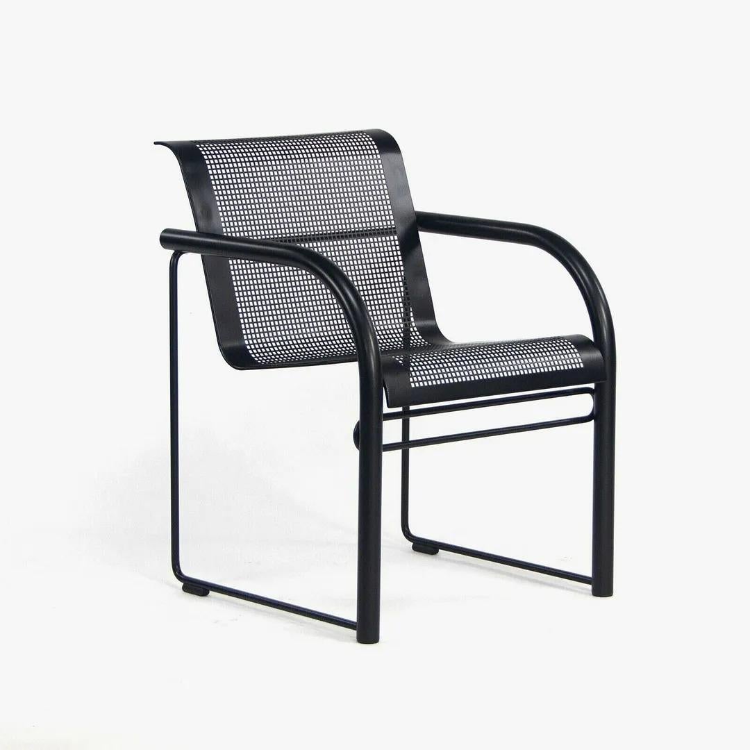 Nous proposons à la vente un prototype de fauteuil en acier inoxydable de Richard Schultz avec une assise en acier perforé, produit vers 1980. Il s'agit d'un merveilleux et rare exemple de cette série de modèles, qui était destinée à prendre la