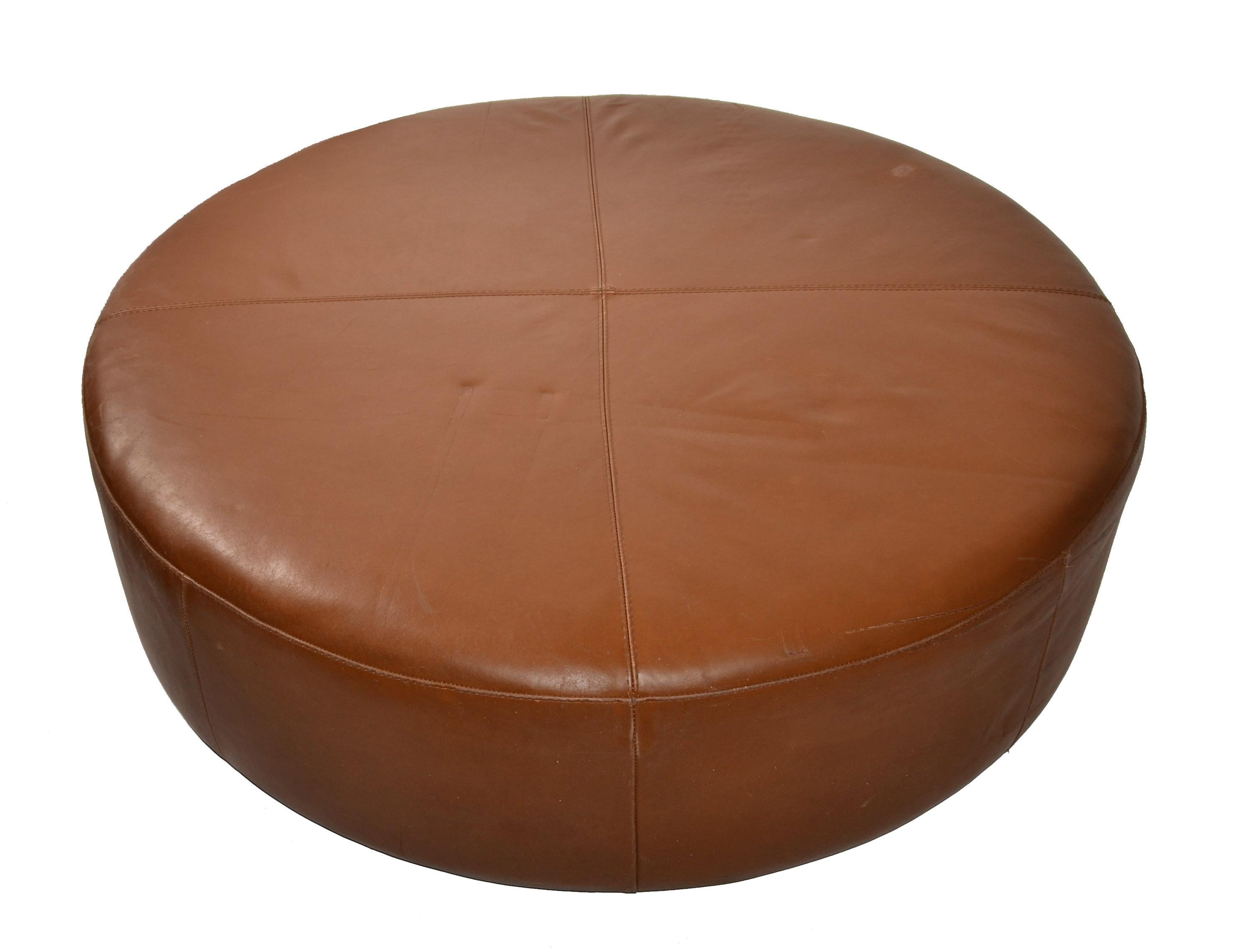 Américain 1980 Round Oversized Faux Brown Leather Ottoman Attributed Citterio B&B Italia  en vente