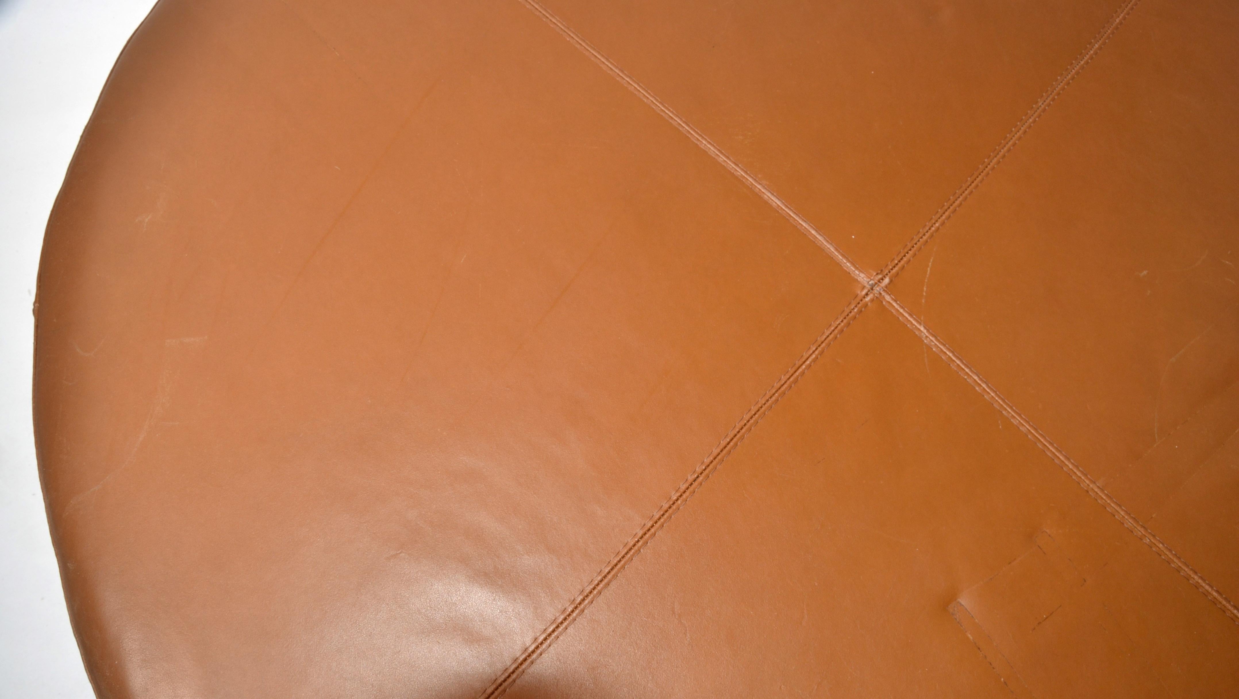 Cuir verni 1980 Round Oversized Faux Brown Leather Ottoman Attributed Citterio B&B Italia  en vente
