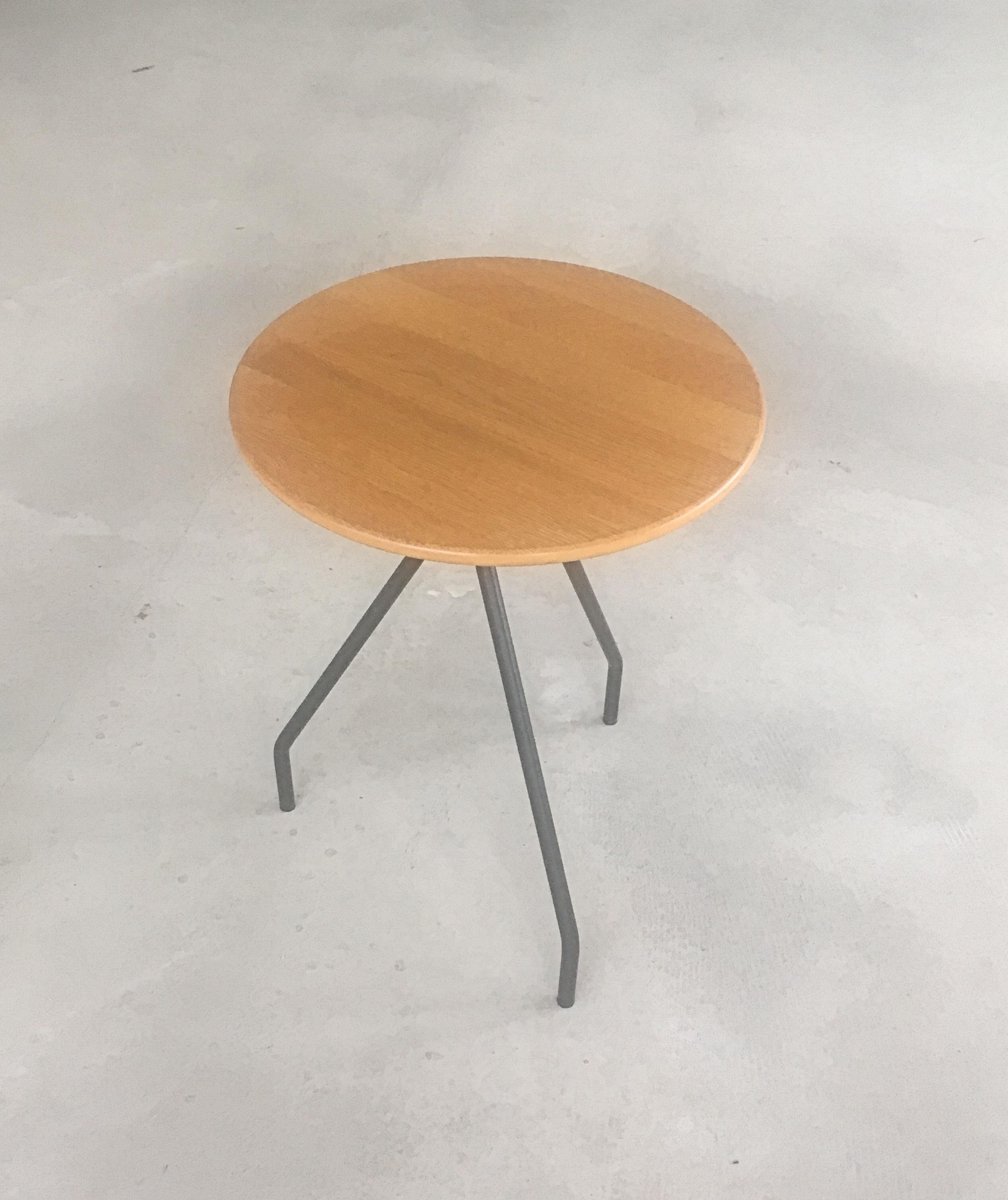 Postmoderne table d'appoint en chêne des années 1980 de marque danoise Rud Thygesen et Johnny Sorensen en vente