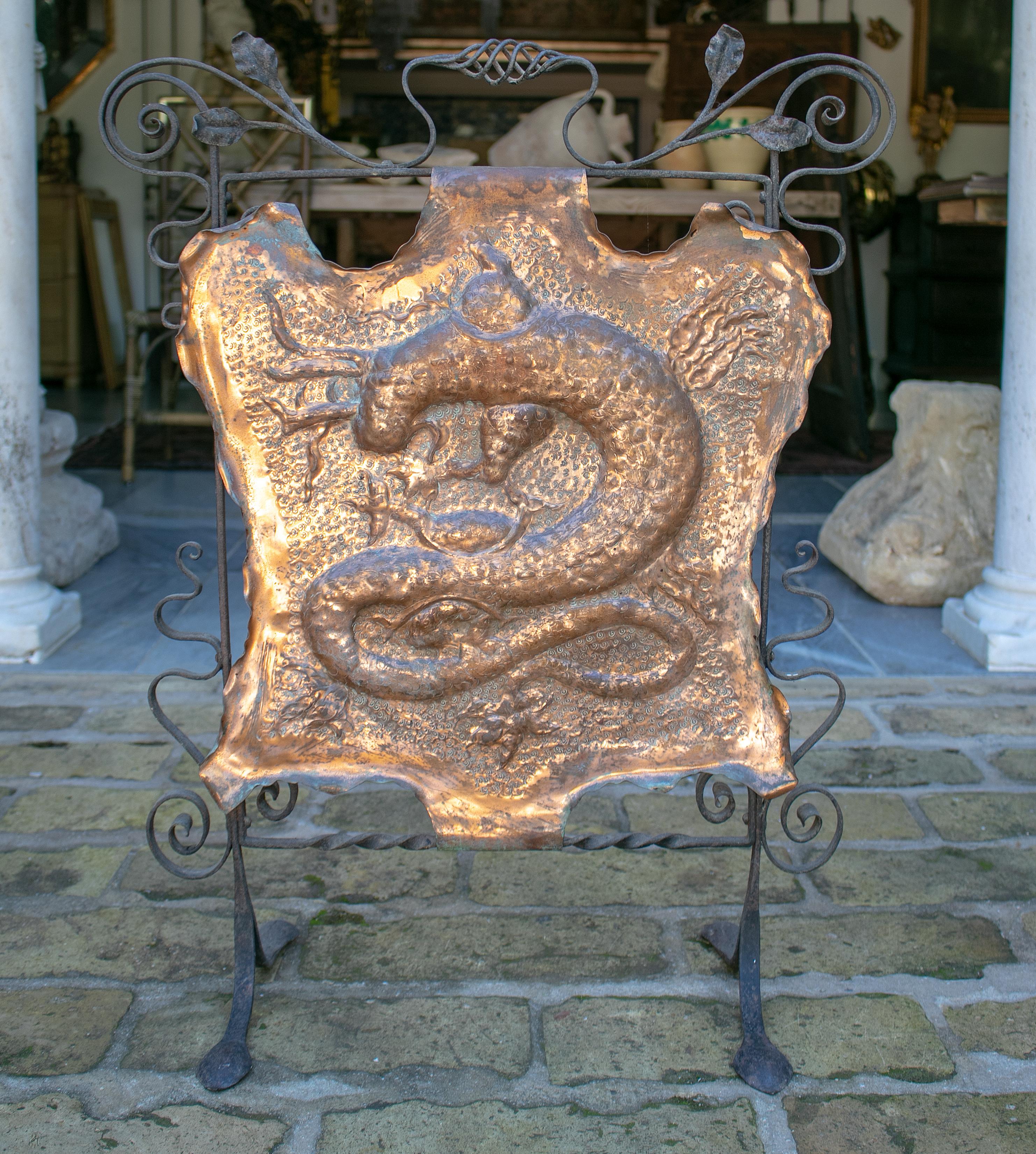 1980s French iron fireplace screen decorated with salamanders.