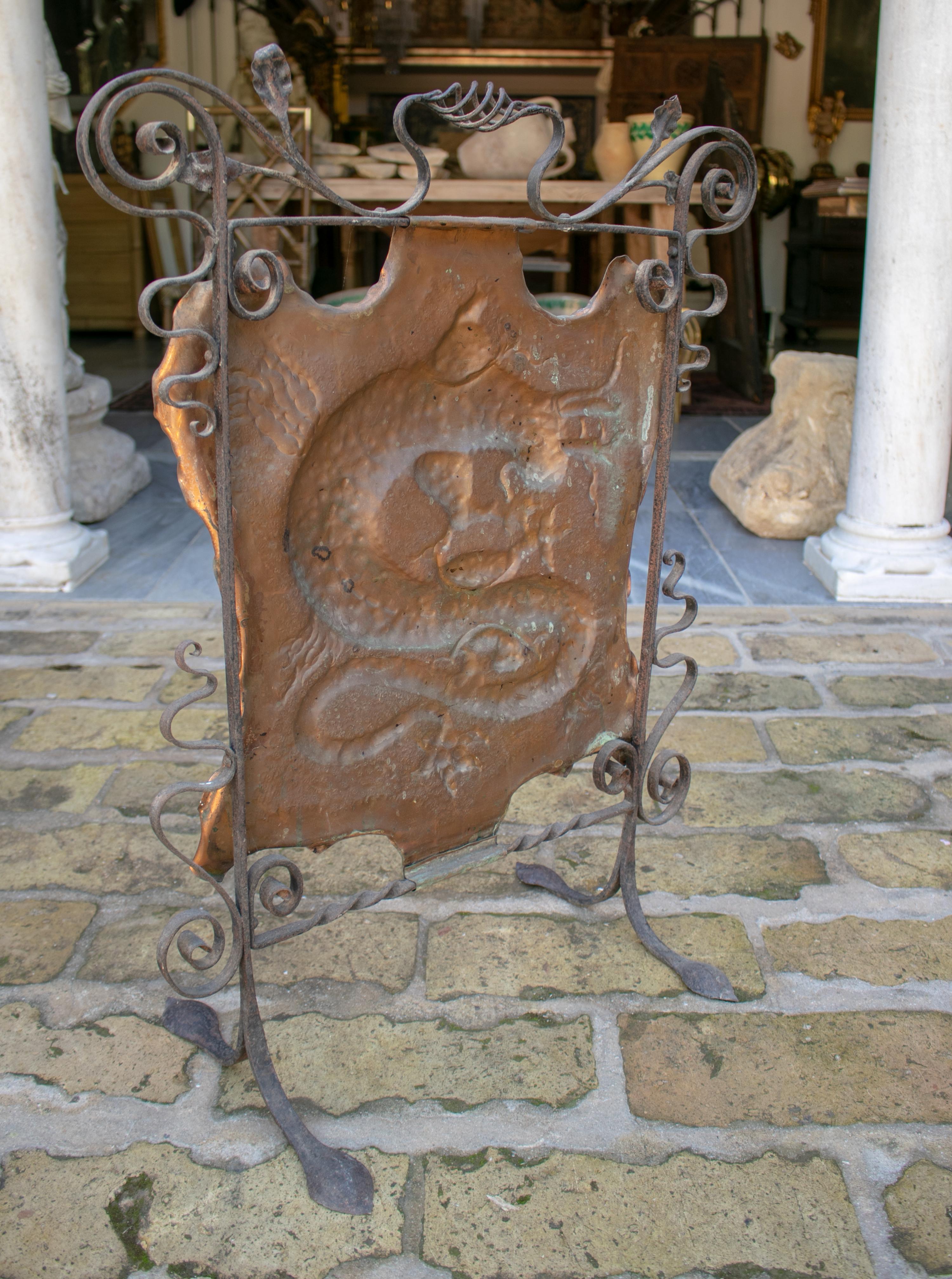 1980s French Iron Fireplace Screen Decorated with Salamanders 1