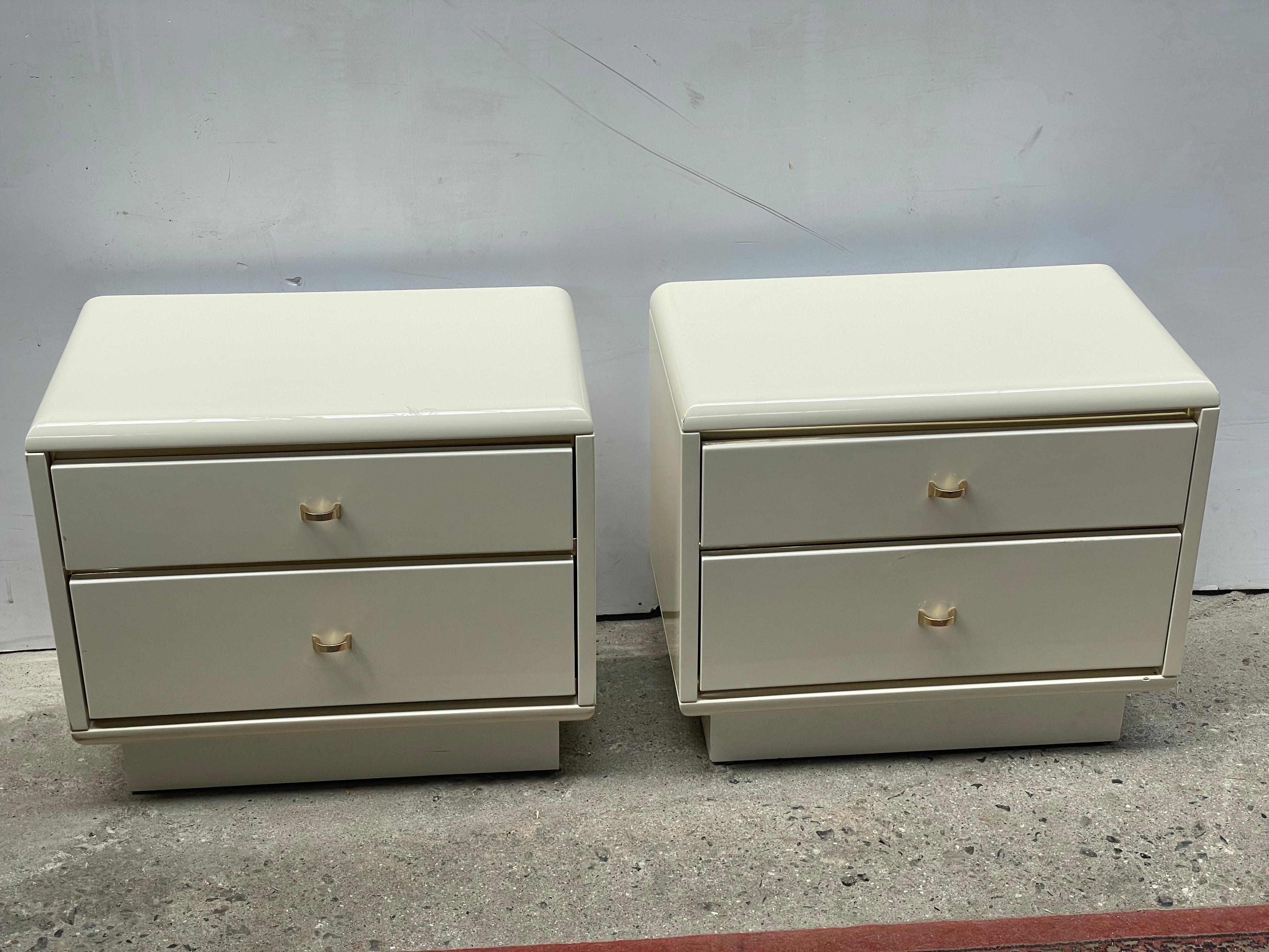 1980´s Italian postmodern nightstands lacquer cream and brass For Sale 4