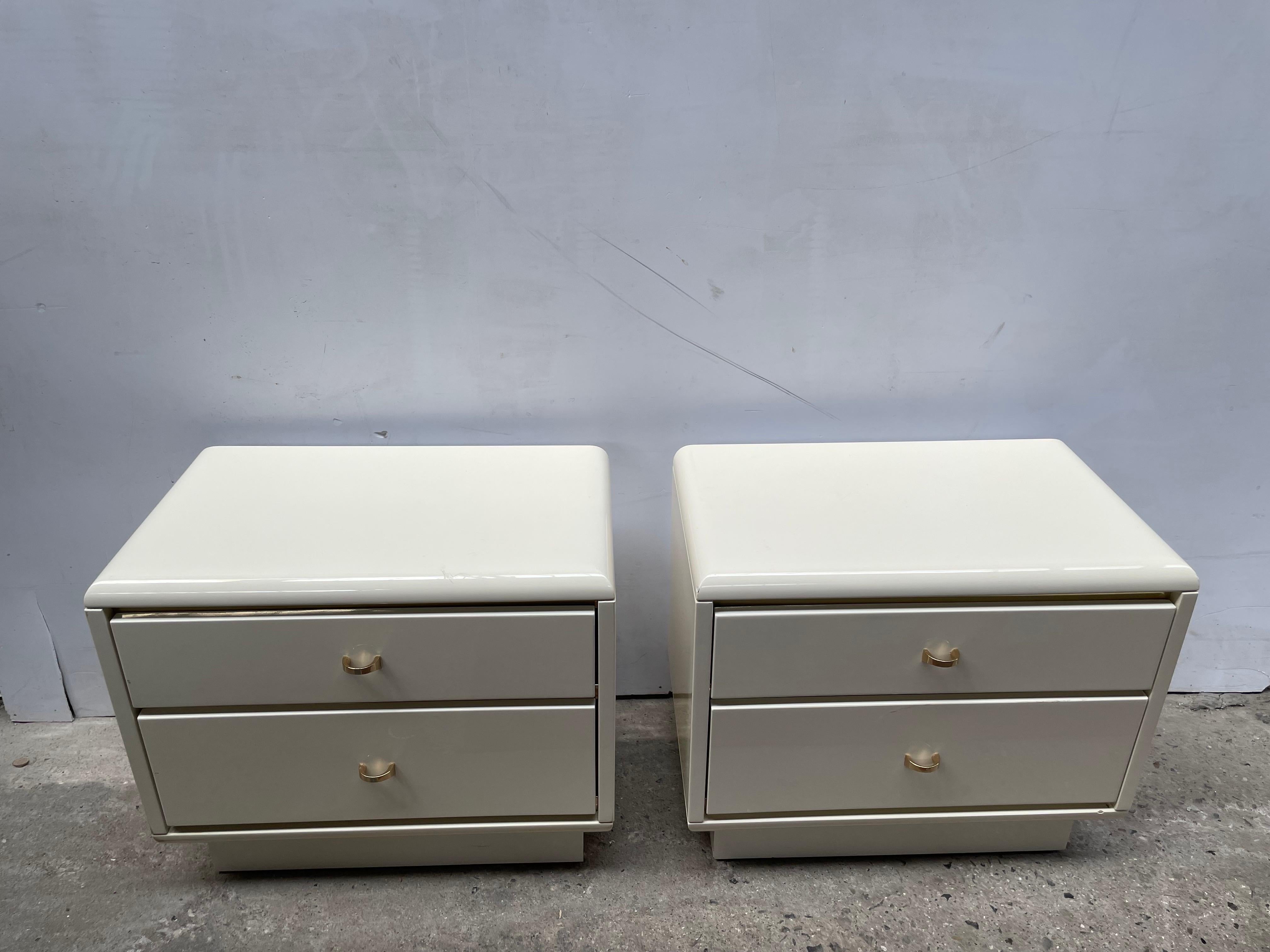 1980´s Italian postmodern nightstands lacquer cream and brass For Sale 7