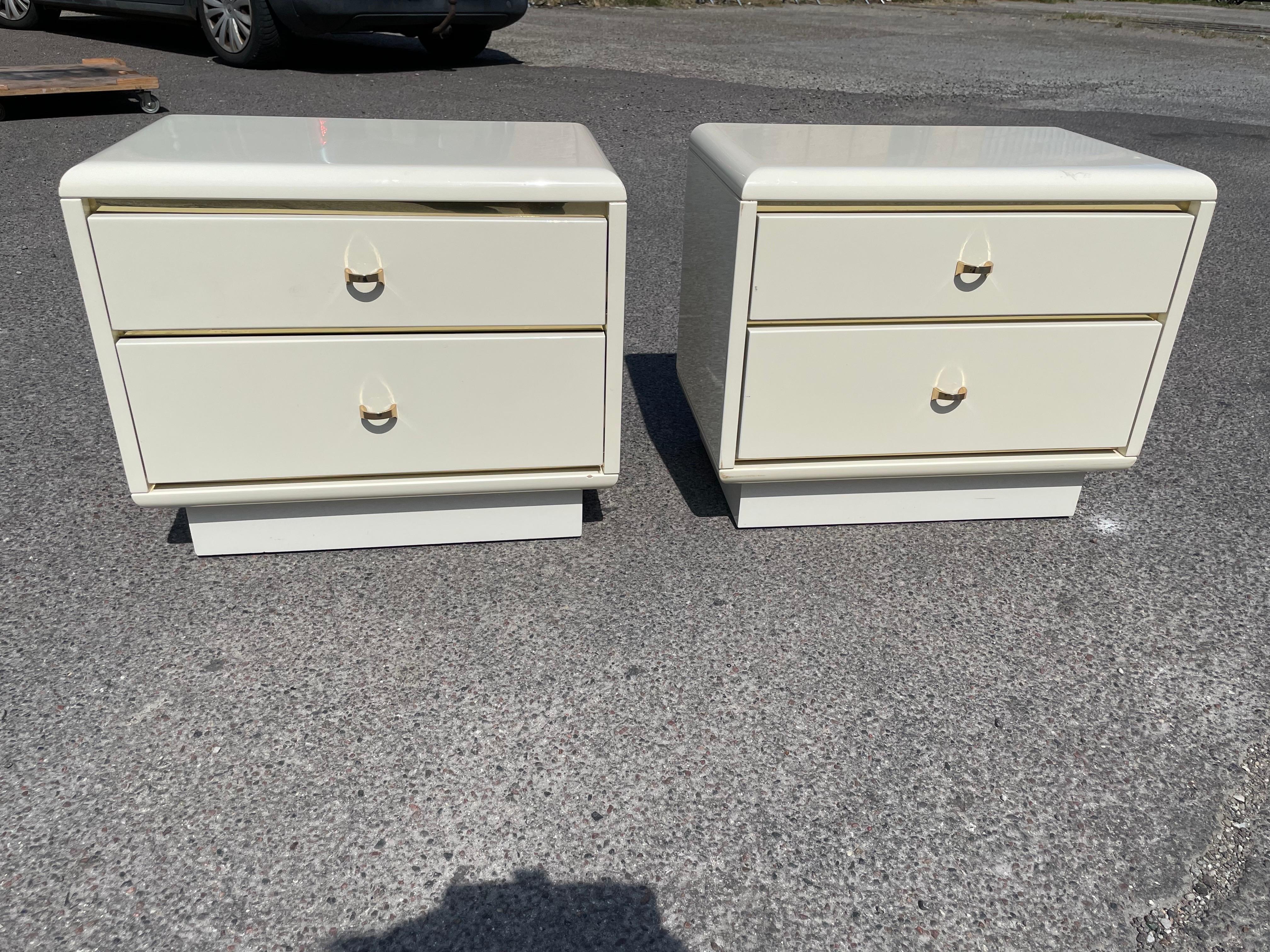 1980´s Italian postmodern nightstands lacquer cream and brass In Good Condition For Sale In Copenhagen, DK