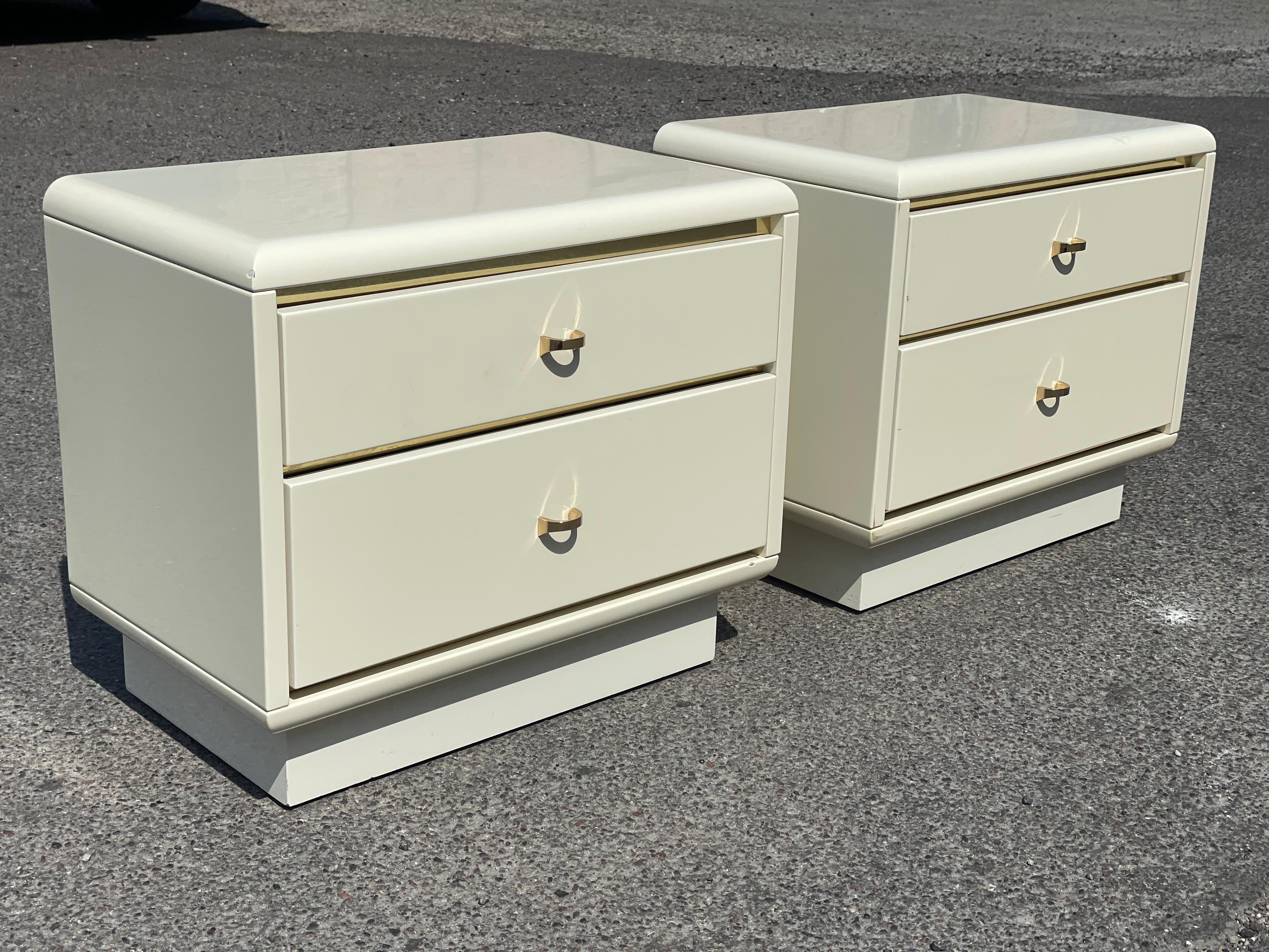 Lacquer 1980´s Italian postmodern nightstands lacquer cream and brass For Sale