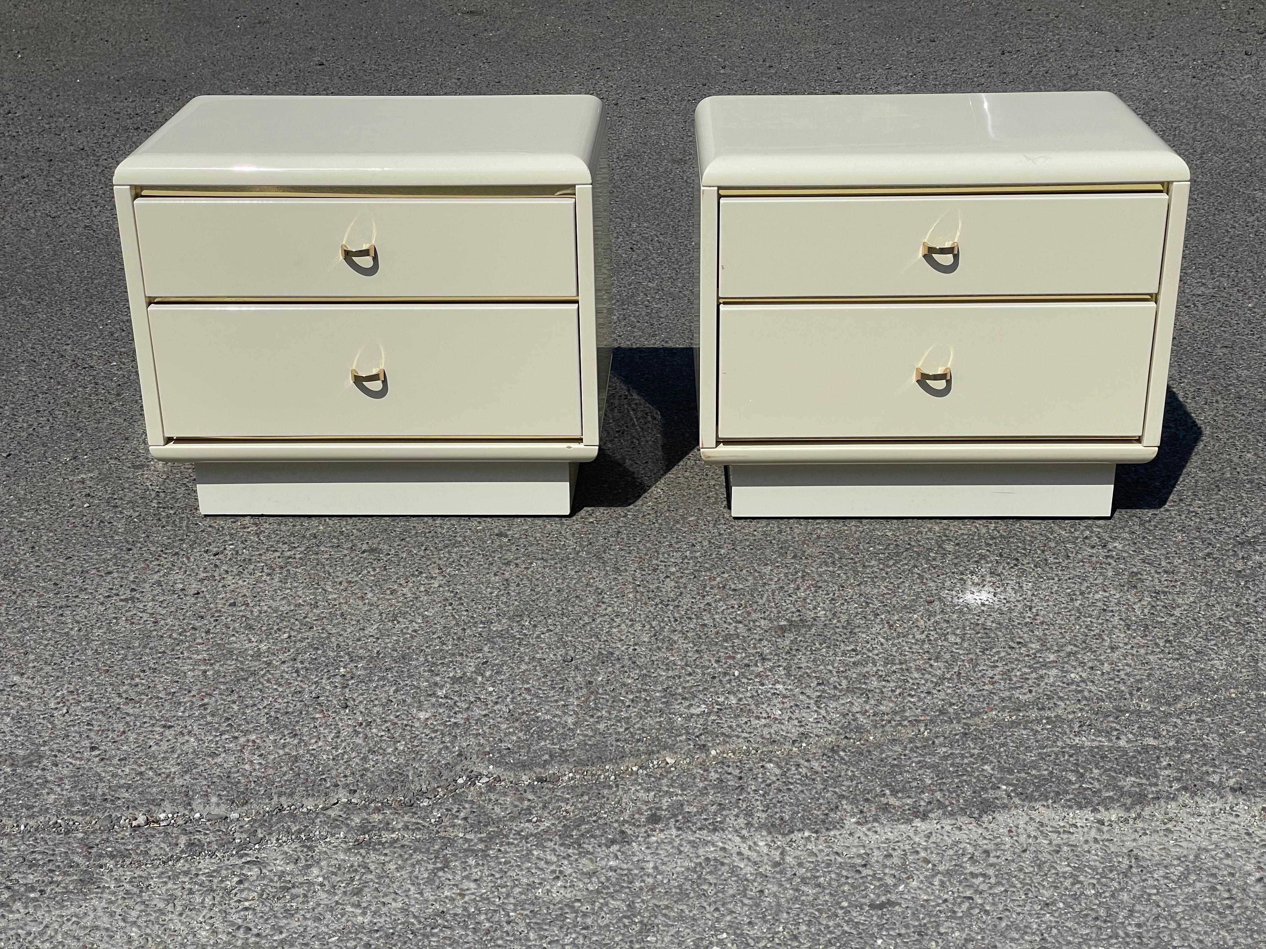 1980´s Italian postmodern nightstands lacquer cream and brass For Sale 2