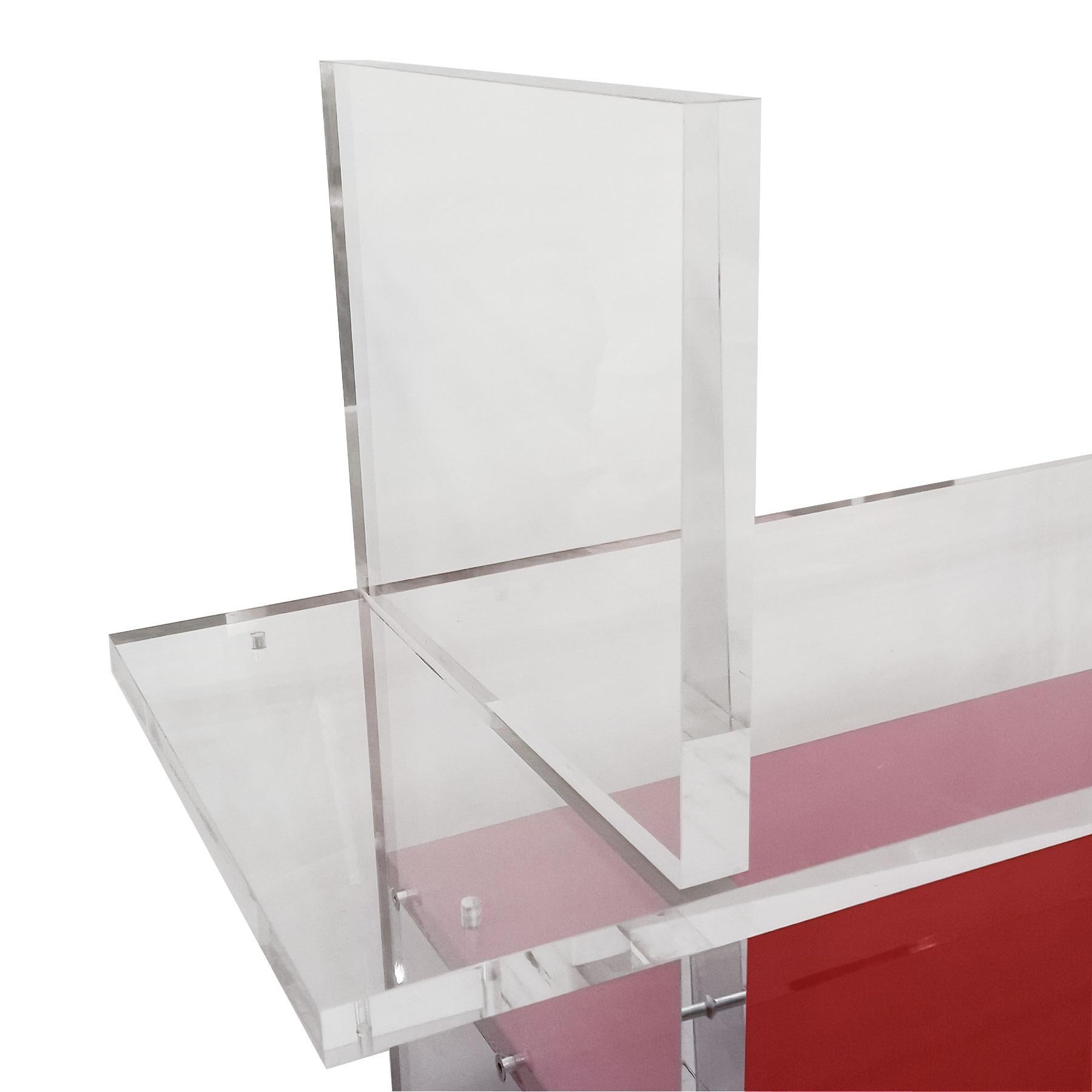 Ein Paar Bücherregale aus Gusseisen, transparentem und rotem, dickem Plexiglas aus den 1980er Jahren – Italien im Zustand „Gut“ im Angebot in Girona, Girona