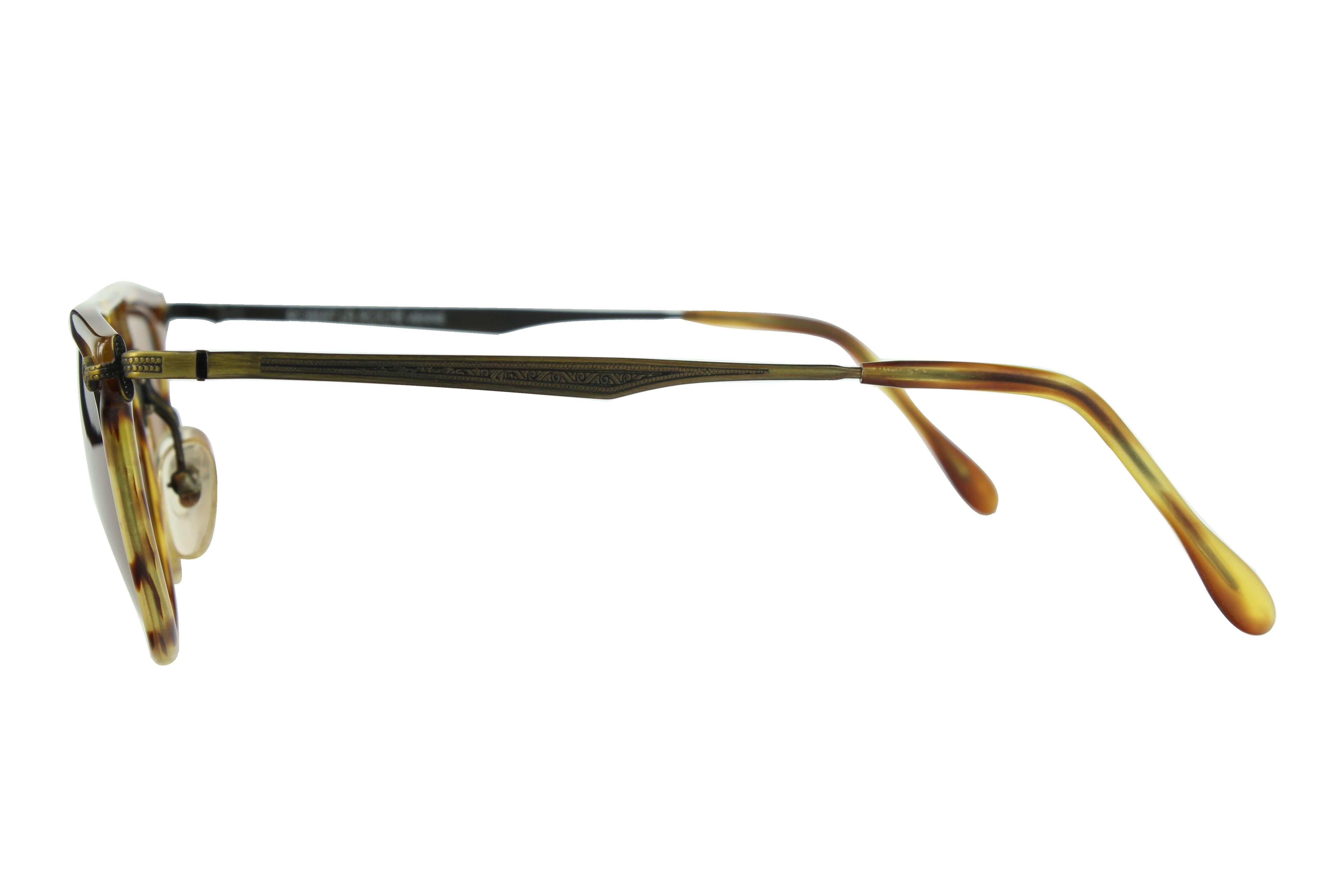 Designed by Robert La Roche in the 80´s. It has a classic wayfarer design. It is framed by a straight acetate bar made with highest quality material, mazzucchelli acetate. Its metal rods give it lightness and comfort.

Measurements
- Distance