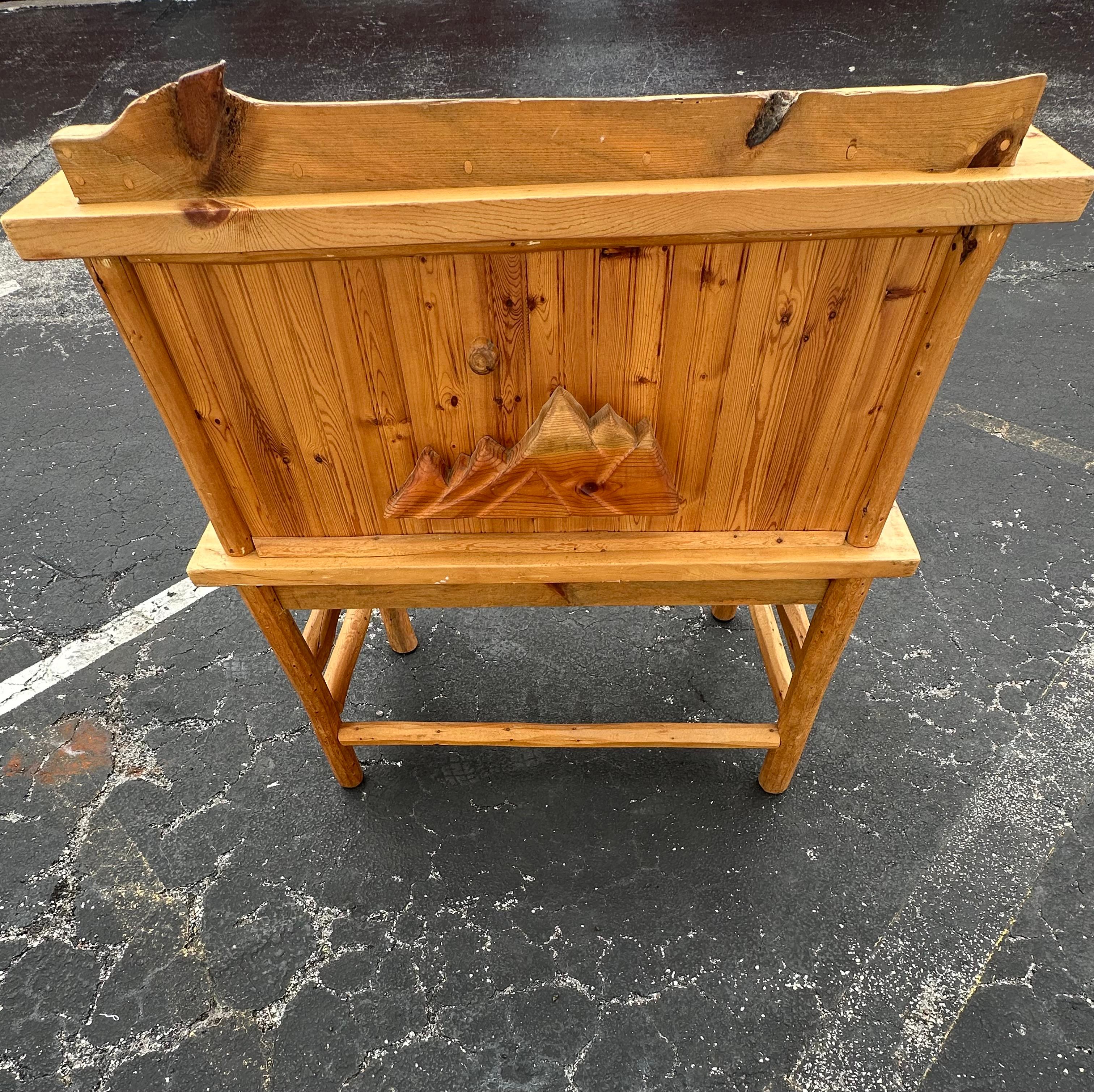 1980d Skulpturaler rustikaler Zedernholz-Schreibtisch im Angebot 4