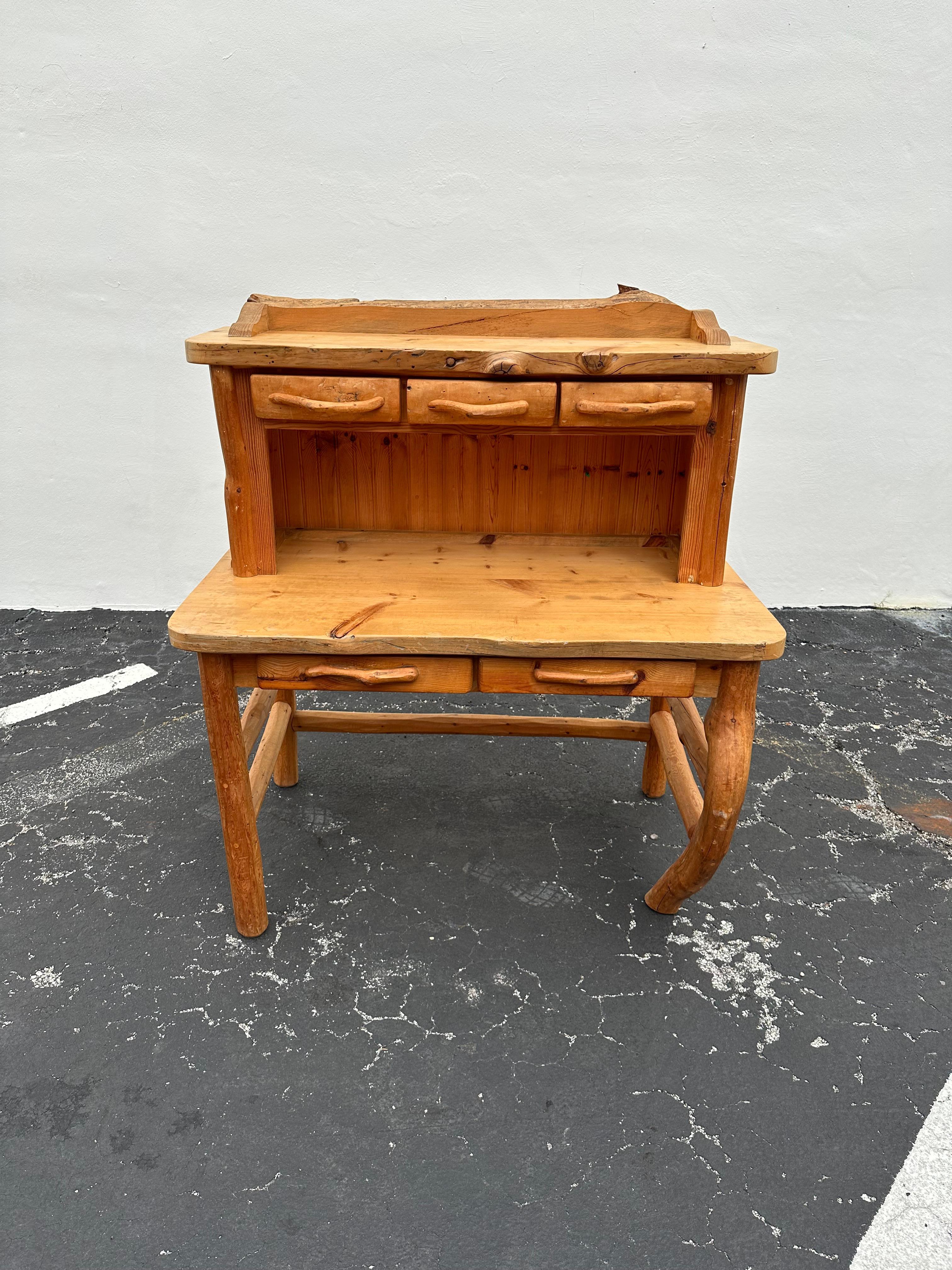 1980d Skulpturaler rustikaler Zedernholz-Schreibtisch (Rustikal) im Angebot