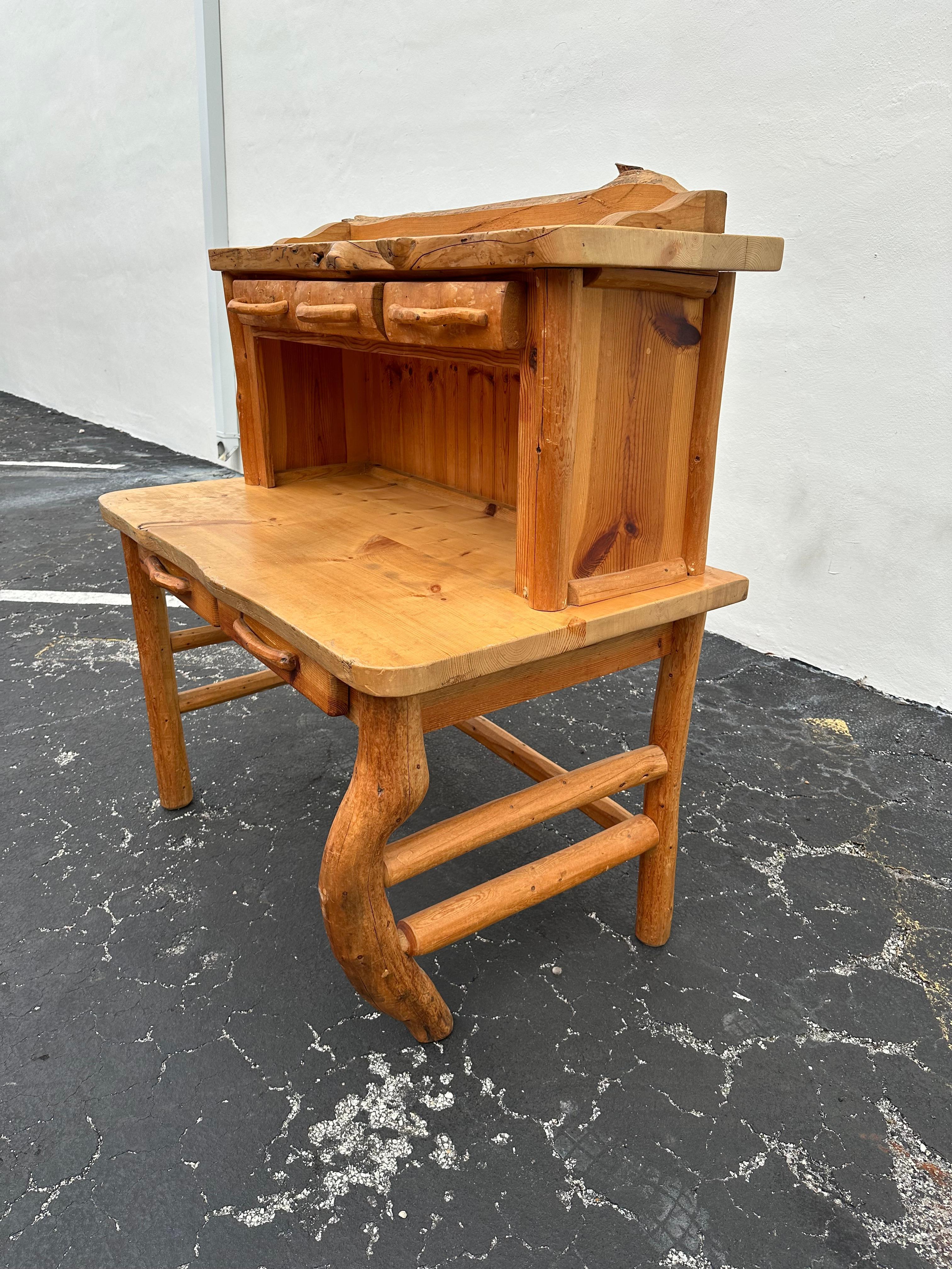 1980d Skulpturaler rustikaler Zedernholz-Schreibtisch (amerikanisch) im Angebot