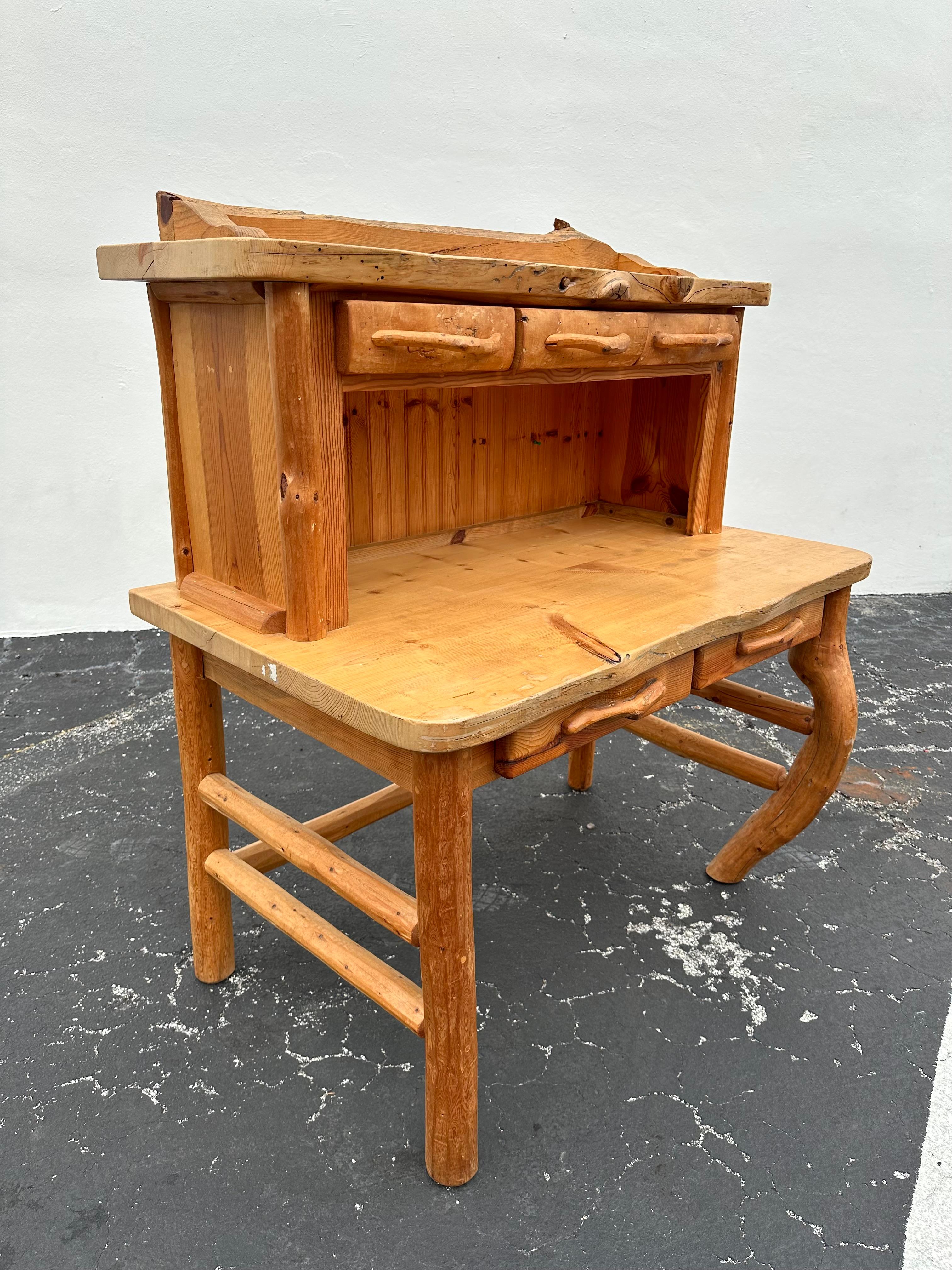 1980d Skulpturaler rustikaler Zedernholz-Schreibtisch (Holz) im Angebot