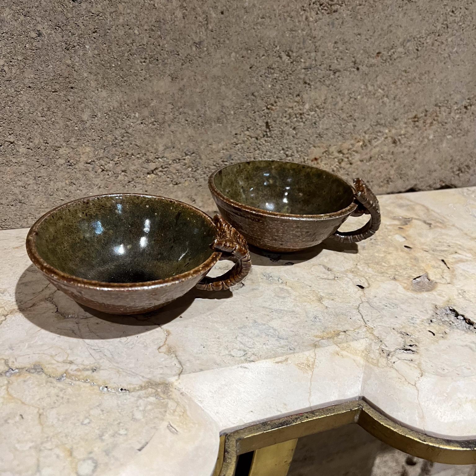 1980 Ensemble de deux tasses brunes sculpturales Art abstrait Poterie signée Melching
2 haut x 4,5 la x 5,38 p
Vintage d'occasion non restauré
Images à revoir s'il vous plaît