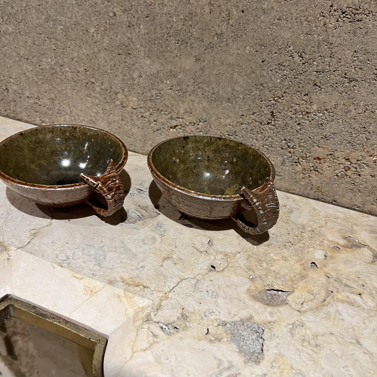 Ensemble de deux tasses à café sculpturales en poterie d'art abstrait signée, 1980 Bon état - En vente à Chula Vista, CA