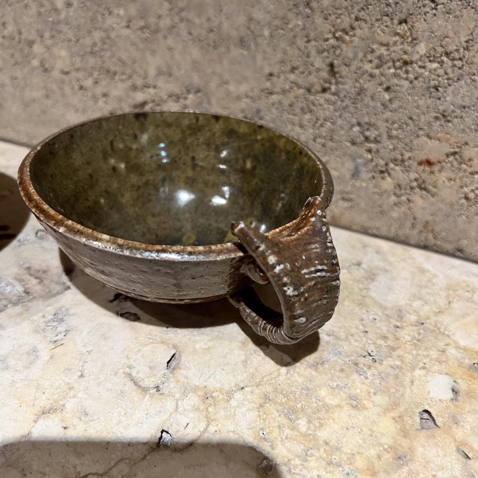 Fin du 20e siècle Ensemble de deux tasses à café sculpturales en poterie d'art abstrait signée, 1980 en vente