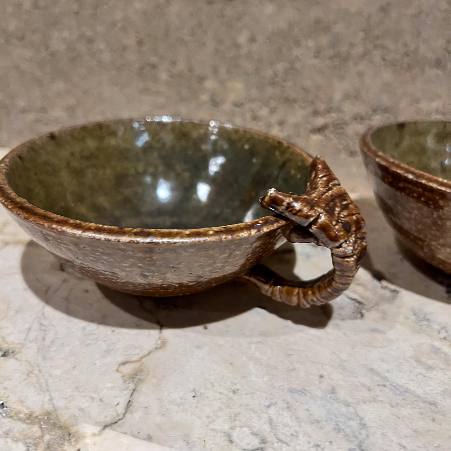 Poteries Ensemble de deux tasses à café sculpturales en poterie d'art abstrait signée, 1980 en vente