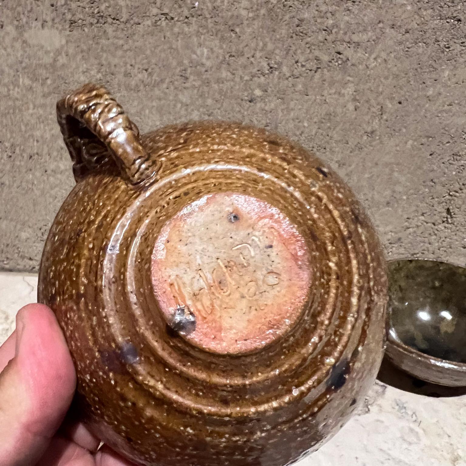 Ensemble de deux tasses à café sculpturales en poterie d'art abstrait signée, 1980 en vente 1