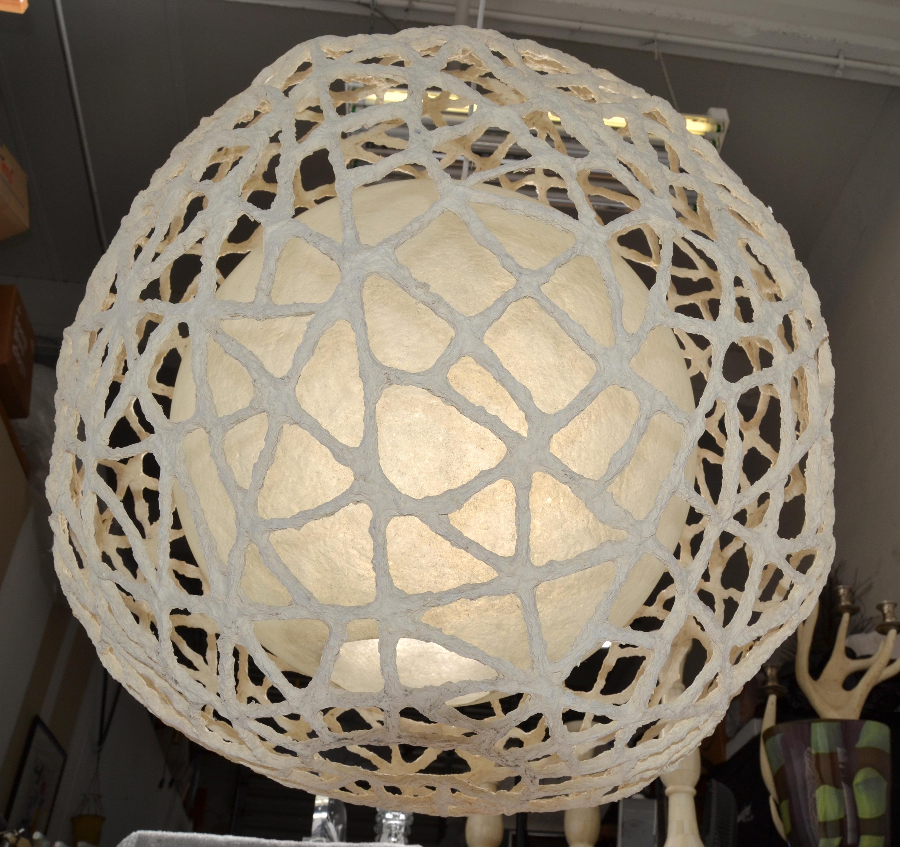 1980 Space Age Tan Fiberglass Paper Mache Spheres Pendant Lamp Light Fixture In Good Condition For Sale In Miami, FL